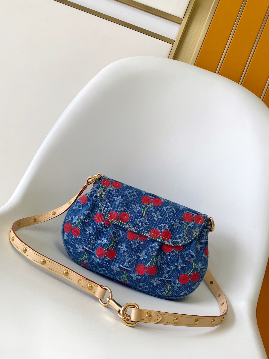 p600💰M13680 顶级原单动态163 本款 Sunset 手袋取材 Monogram 丹宁布,以复古笔触塑造圆润构型,再借醒目插扣点亮设计。明丽樱桃刺绣彰显路易威登 x 村上隆复刻系列的灵动格调,饰钉皮革肩带完善整体。27.0 x 18.0 x 3.0 厘米 (长 x 高 x 宽)
• Monogram Cherry 丹宁织物
• 牛皮革饰边
• 棉质织物内衬
• 金属件
• 插扣
• 外贴袋
• 内贴袋
• 可收纳智能手机、耳机、Zippy 长款钱夹和钥匙
• 肩带:可拆卸,可调节
• 包带半长:23.0 厘米
• 包带半长可调至:48.5 厘米