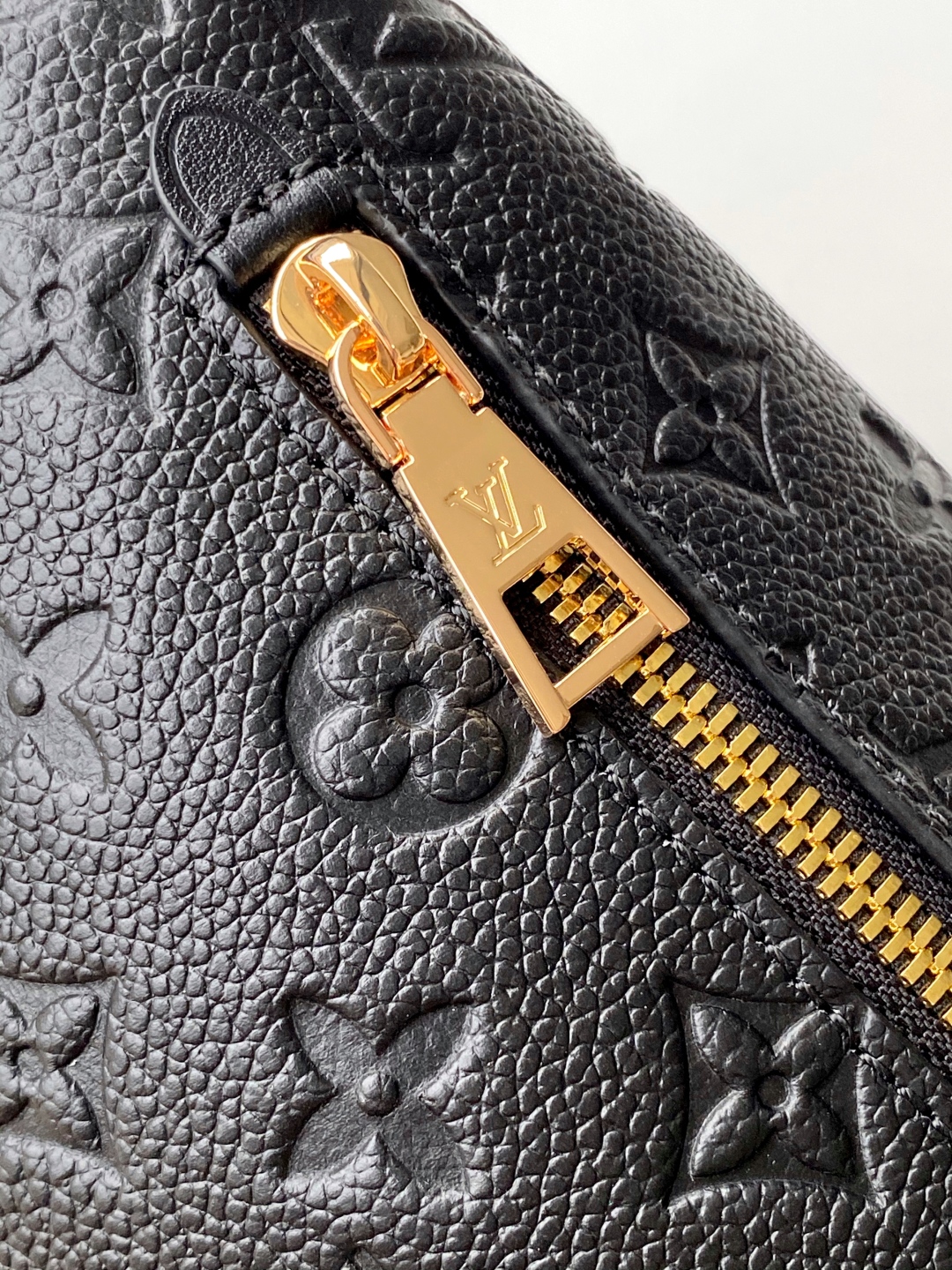 p390💰顶级原单 动态163 M14353
這款別具一格的High Rise腰包今季以標誌性Monogram Empreinte皮革重新演繹。一如原版設計，這個PM款式設計實用，配有可調節長度的肩帶，而且尺寸足以容納日常必需品。腰包綴有金色金屬件，可拆式裝飾行李吊牌向品牌硬箱製作傳統致敬，而且可作斜背攜帶或用作腰帶。
31 x 15 x 6 厘米
(長度 x 高度 x 闊度)