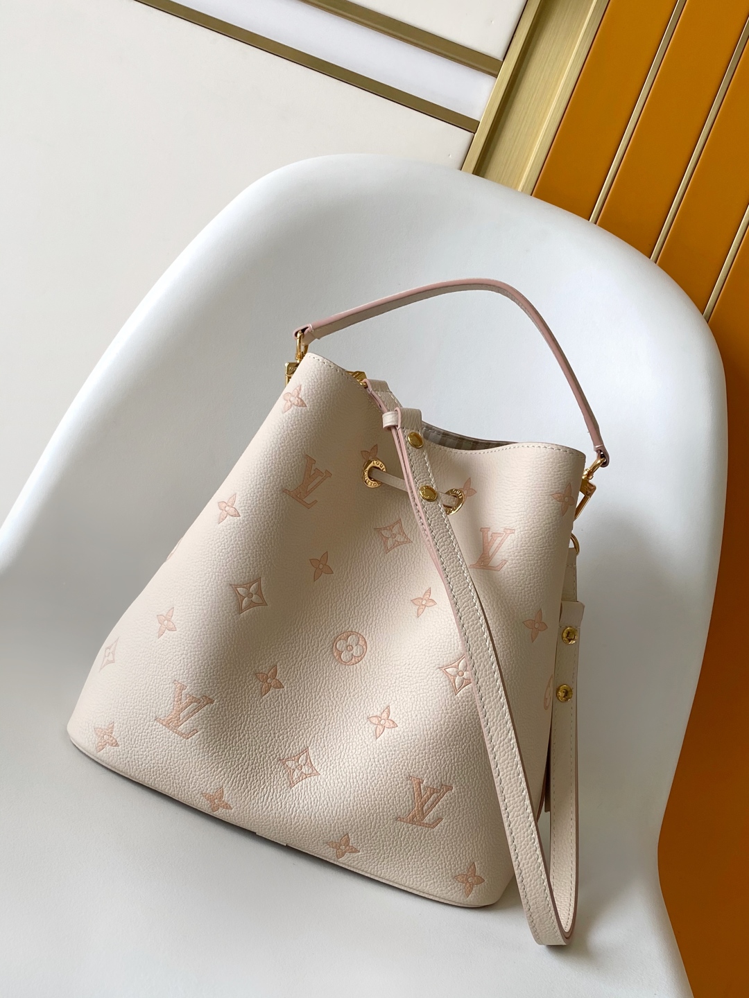 P560💰 M14401 顶级原单 动态163
本款 NéoNoé 中号手袋以经典 Monogram Empreinte 皮革演绎同色美学，借耀目链条装饰释放当季新意。齐整内里设有多重隔层，可拆卸收纳袋方便存放随身小物。
26 x 17.5 x 26 厘米
(高 x 宽 x 长度)