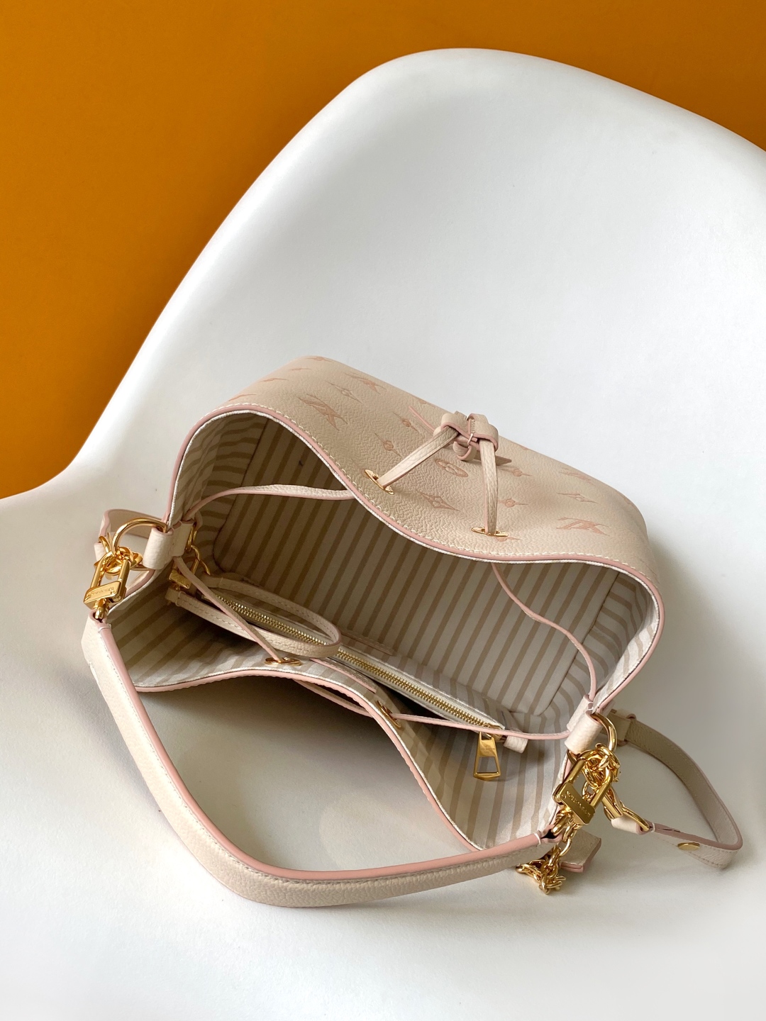 P560💰 M14401 顶级原单 动态163
本款 NéoNoé 中号手袋以经典 Monogram Empreinte 皮革演绎同色美学，借耀目链条装饰释放当季新意。齐整内里设有多重隔层，可拆卸收纳袋方便存放随身小物。
26 x 17.5 x 26 厘米
(高 x 宽 x 长度)