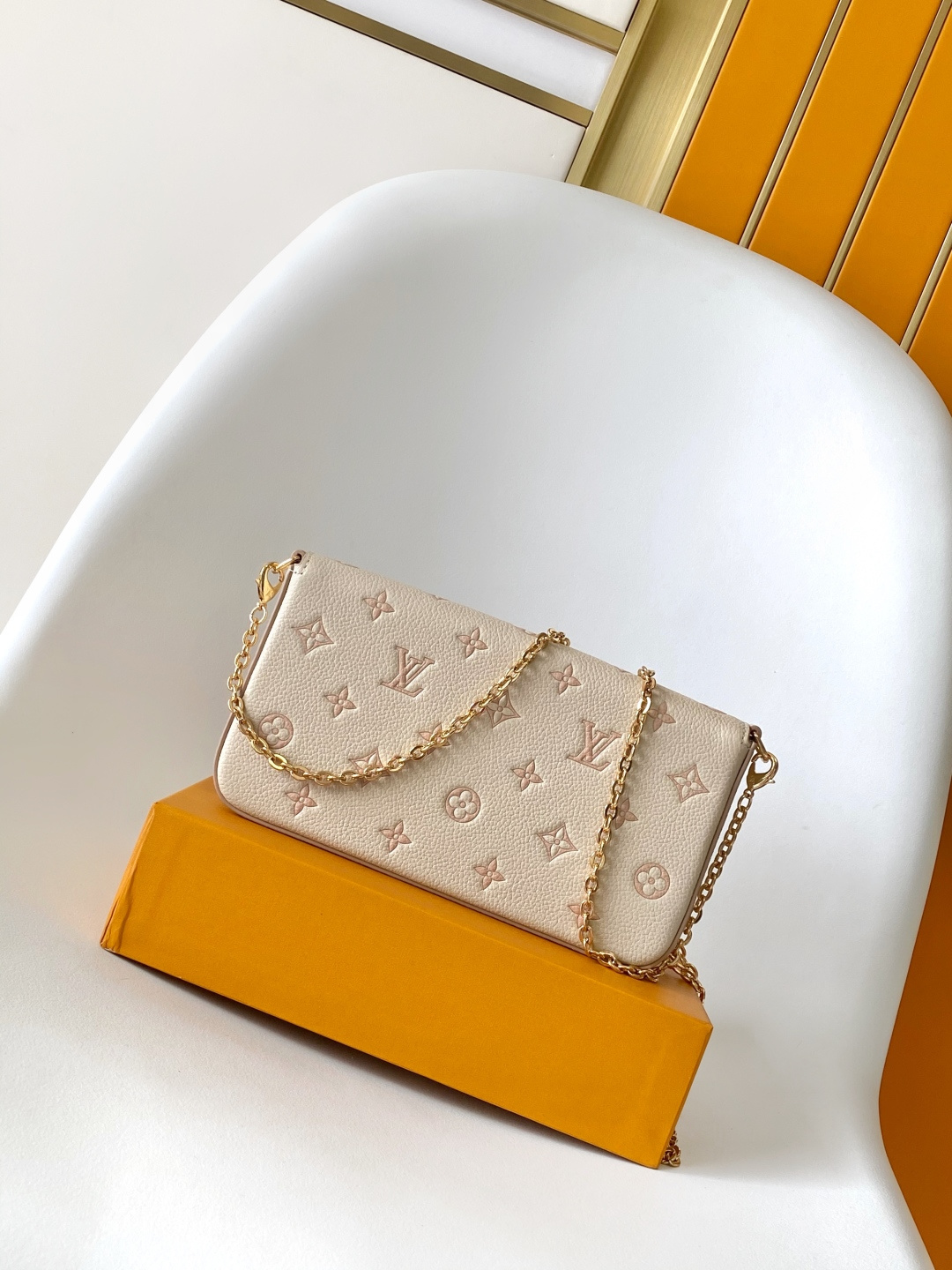 P360💰顶级原单 半钢五金 头层牛皮
M83025蓝 M15968印
M69977灰色 M80428黑色 M82047奶白 
M81759粉色 M82349 蓝色 M82480绿色
M64064黑色M82363奶白 M68697杏色 
M67856粉色 M64099蓝色 M63700大红
本款 Pochette F&eacute;licie 链条包为 Monogram Empreinte 皮革描绘 Monogram 印花，其信封式构型包含可拆卸内袋。系上链条即可完成手拿包和肩背包的随心转换。21.0 x 12.0 x 3.0 cm (长 x 高 x 宽)
	&bull;	Monogram Empreinte 压纹软粒面牛皮革
	&bull;	织物内衬
	&bull;	金属件
	&bull;	按扣开合
	&bull;	大号隔层
	&bull;	内贴袋
	&bull;	可拆卸拉链袋
	&bull;	可拆卸贴袋，配有卡片夹层
	&bull;	Chain:可拆卸
	&bull;	Chain drop:53.0 cm