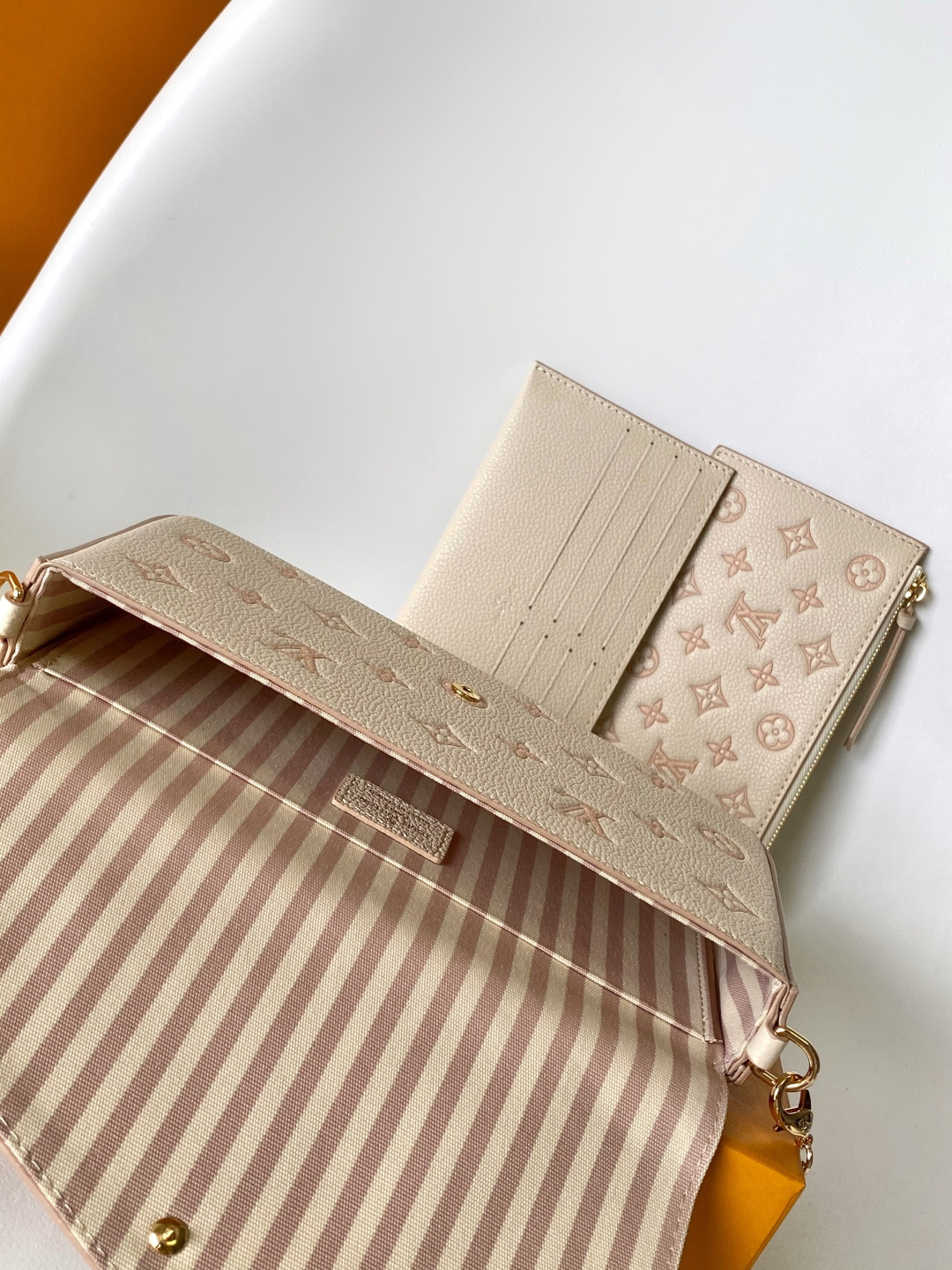 P360💰顶级原单 半钢五金 头层牛皮
M83025蓝 M15968印
M69977灰色 M80428黑色 M82047奶白 
M81759粉色 M82349 蓝色 M82480绿色
M64064黑色M82363奶白 M68697杏色 
M67856粉色 M64099蓝色 M63700大红
本款 Pochette F&eacute;licie 链条包为 Monogram Empreinte 皮革描绘 Monogram 印花，其信封式构型包含可拆卸内袋。系上链条即可完成手拿包和肩背包的随心转换。21.0 x 12.0 x 3.0 cm (长 x 高 x 宽)
	&bull;	Monogram Empreinte 压纹软粒面牛皮革
	&bull;	织物内衬
	&bull;	金属件
	&bull;	按扣开合
	&bull;	大号隔层
	&bull;	内贴袋
	&bull;	可拆卸拉链袋
	&bull;	可拆卸贴袋，配有卡片夹层
	&bull;	Chain:可拆卸
	&bull;	Chain drop:53.0 cm