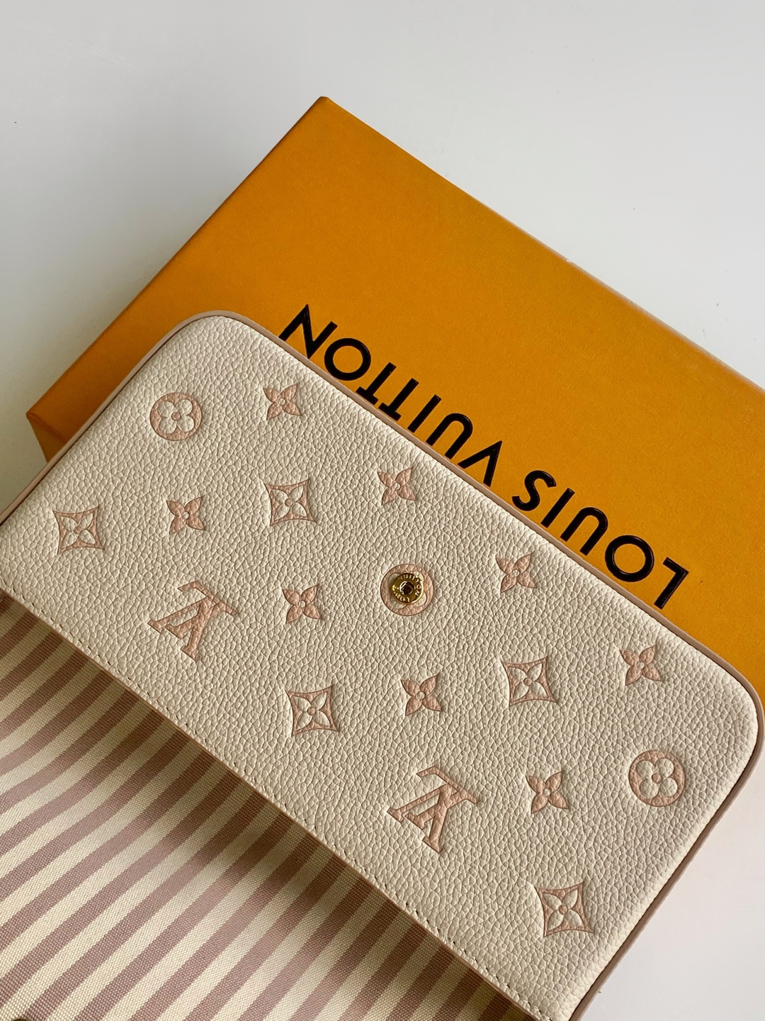 P360💰顶级原单 半钢五金 头层牛皮
M83025蓝 M15968印
M69977灰色 M80428黑色 M82047奶白 
M81759粉色 M82349 蓝色 M82480绿色
M64064黑色M82363奶白 M68697杏色 
M67856粉色 M64099蓝色 M63700大红
本款 Pochette F&eacute;licie 链条包为 Monogram Empreinte 皮革描绘 Monogram 印花，其信封式构型包含可拆卸内袋。系上链条即可完成手拿包和肩背包的随心转换。21.0 x 12.0 x 3.0 cm (长 x 高 x 宽)
	&bull;	Monogram Empreinte 压纹软粒面牛皮革
	&bull;	织物内衬
	&bull;	金属件
	&bull;	按扣开合
	&bull;	大号隔层
	&bull;	内贴袋
	&bull;	可拆卸拉链袋
	&bull;	可拆卸贴袋，配有卡片夹层
	&bull;	Chain:可拆卸
	&bull;	Chain drop:53.0 cm