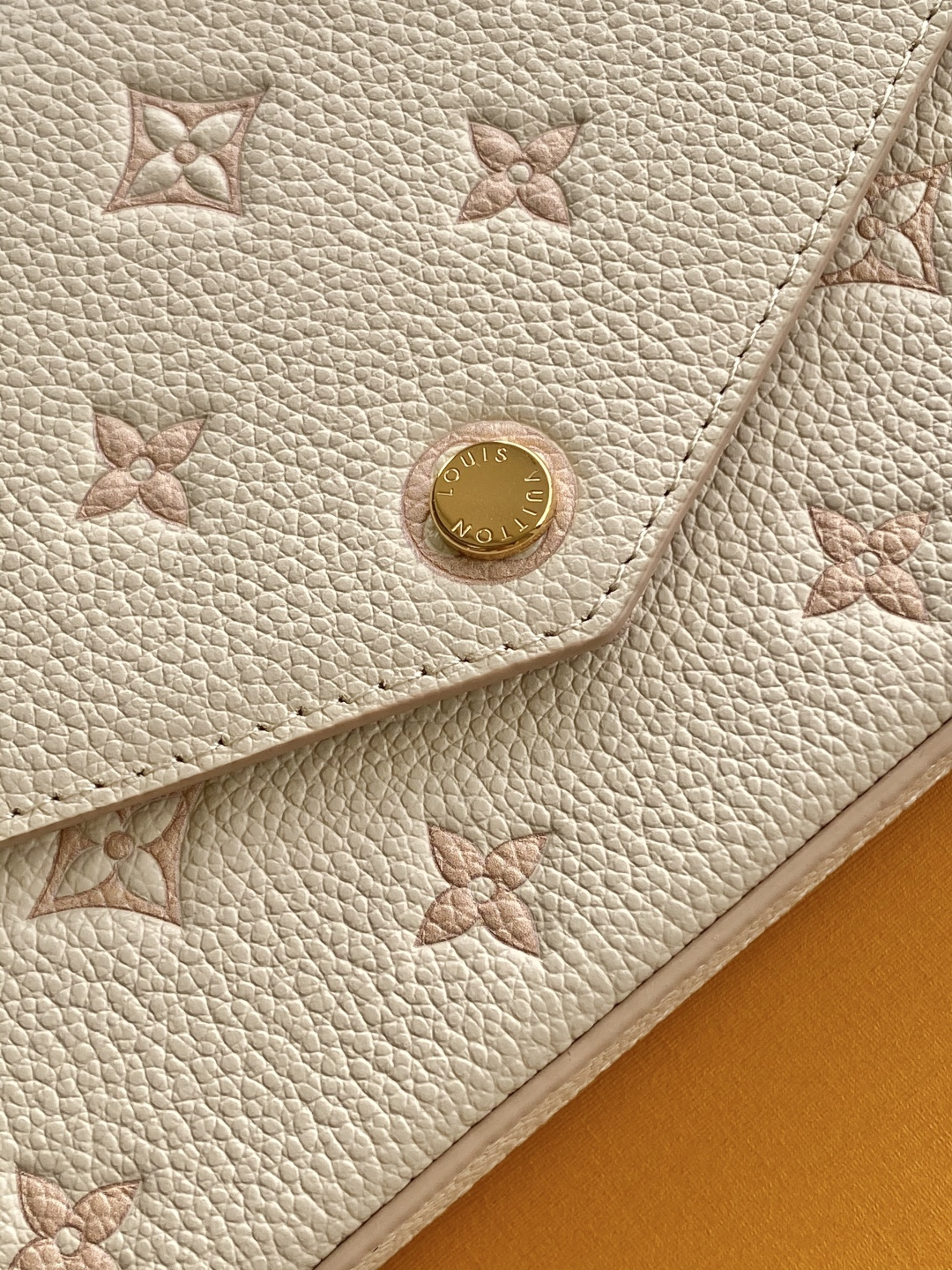 P360💰顶级原单 半钢五金 头层牛皮
M83025蓝 M15968印
M69977灰色 M80428黑色 M82047奶白 
M81759粉色 M82349 蓝色 M82480绿色
M64064黑色M82363奶白 M68697杏色 
M67856粉色 M64099蓝色 M63700大红
本款 Pochette F&eacute;licie 链条包为 Monogram Empreinte 皮革描绘 Monogram 印花，其信封式构型包含可拆卸内袋。系上链条即可完成手拿包和肩背包的随心转换。21.0 x 12.0 x 3.0 cm (长 x 高 x 宽)
	&bull;	Monogram Empreinte 压纹软粒面牛皮革
	&bull;	织物内衬
	&bull;	金属件
	&bull;	按扣开合
	&bull;	大号隔层
	&bull;	内贴袋
	&bull;	可拆卸拉链袋
	&bull;	可拆卸贴袋，配有卡片夹层
	&bull;	Chain:可拆卸
	&bull;	Chain drop:53.0 cm