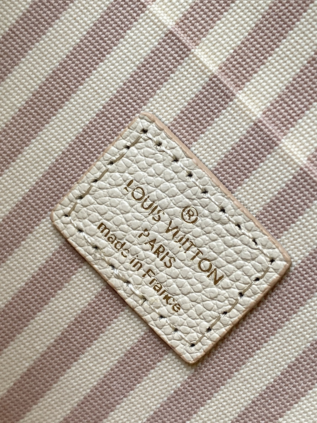 P360💰顶级原单 半钢五金 头层牛皮
M83025蓝 M15968印
M69977灰色 M80428黑色 M82047奶白 
M81759粉色 M82349 蓝色 M82480绿色
M64064黑色M82363奶白 M68697杏色 
M67856粉色 M64099蓝色 M63700大红
本款 Pochette F&eacute;licie 链条包为 Monogram Empreinte 皮革描绘 Monogram 印花，其信封式构型包含可拆卸内袋。系上链条即可完成手拿包和肩背包的随心转换。21.0 x 12.0 x 3.0 cm (长 x 高 x 宽)
	&bull;	Monogram Empreinte 压纹软粒面牛皮革
	&bull;	织物内衬
	&bull;	金属件
	&bull;	按扣开合
	&bull;	大号隔层
	&bull;	内贴袋
	&bull;	可拆卸拉链袋
	&bull;	可拆卸贴袋，配有卡片夹层
	&bull;	Chain:可拆卸
	&bull;	Chain drop:53.0 cm