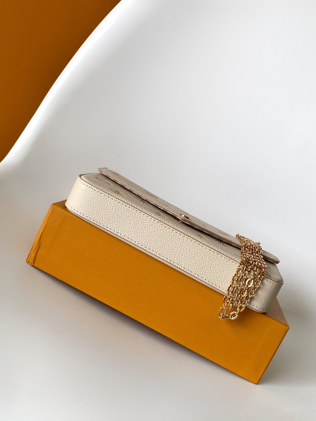 P360💰顶级原单 半钢五金 头层牛皮
M83025蓝 M15968印
M69977灰色 M80428黑色 M82047奶白 
M81759粉色 M82349 蓝色 M82480绿色
M64064黑色M82363奶白 M68697杏色 
M67856粉色 M64099蓝色 M63700大红
本款 Pochette F&eacute;licie 链条包为 Monogram Empreinte 皮革描绘 Monogram 印花，其信封式构型包含可拆卸内袋。系上链条即可完成手拿包和肩背包的随心转换。21.0 x 12.0 x 3.0 cm (长 x 高 x 宽)
	&bull;	Monogram Empreinte 压纹软粒面牛皮革
	&bull;	织物内衬
	&bull;	金属件
	&bull;	按扣开合
	&bull;	大号隔层
	&bull;	内贴袋
	&bull;	可拆卸拉链袋
	&bull;	可拆卸贴袋，配有卡片夹层
	&bull;	Chain:可拆卸
	&bull;	Chain drop:53.0 cm