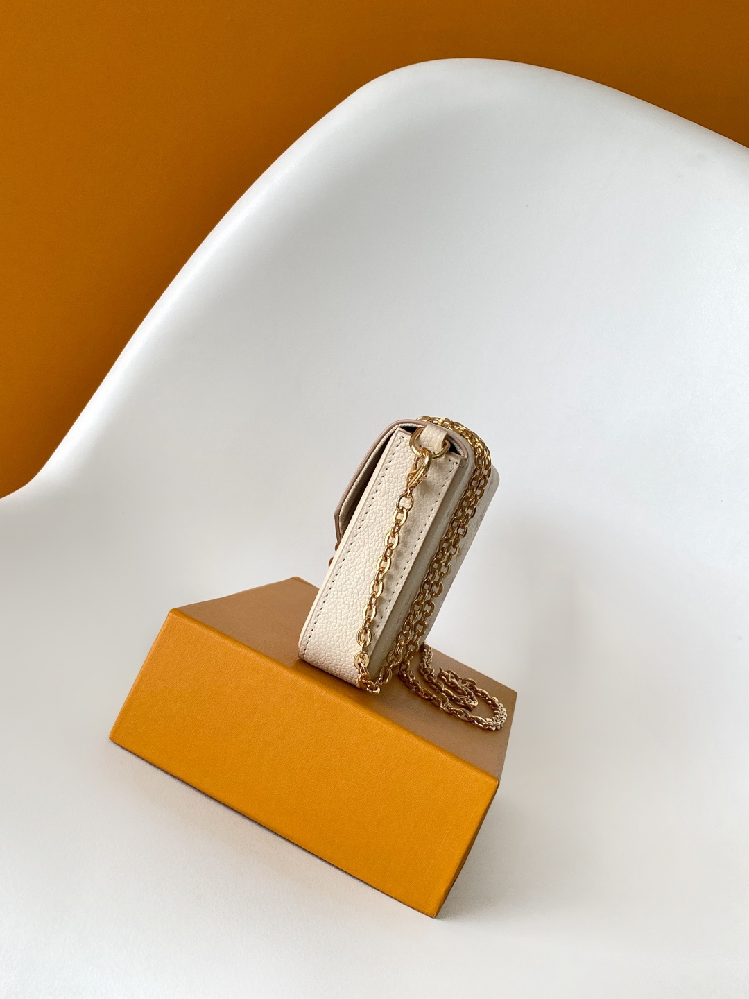 P360💰顶级原单 半钢五金 头层牛皮
M83025蓝 M15968印
M69977灰色 M80428黑色 M82047奶白 
M81759粉色 M82349 蓝色 M82480绿色
M64064黑色M82363奶白 M68697杏色 
M67856粉色 M64099蓝色 M63700大红
本款 Pochette F&eacute;licie 链条包为 Monogram Empreinte 皮革描绘 Monogram 印花，其信封式构型包含可拆卸内袋。系上链条即可完成手拿包和肩背包的随心转换。21.0 x 12.0 x 3.0 cm (长 x 高 x 宽)
	&bull;	Monogram Empreinte 压纹软粒面牛皮革
	&bull;	织物内衬
	&bull;	金属件
	&bull;	按扣开合
	&bull;	大号隔层
	&bull;	内贴袋
	&bull;	可拆卸拉链袋
	&bull;	可拆卸贴袋，配有卡片夹层
	&bull;	Chain:可拆卸
	&bull;	Chain drop:53.0 cm