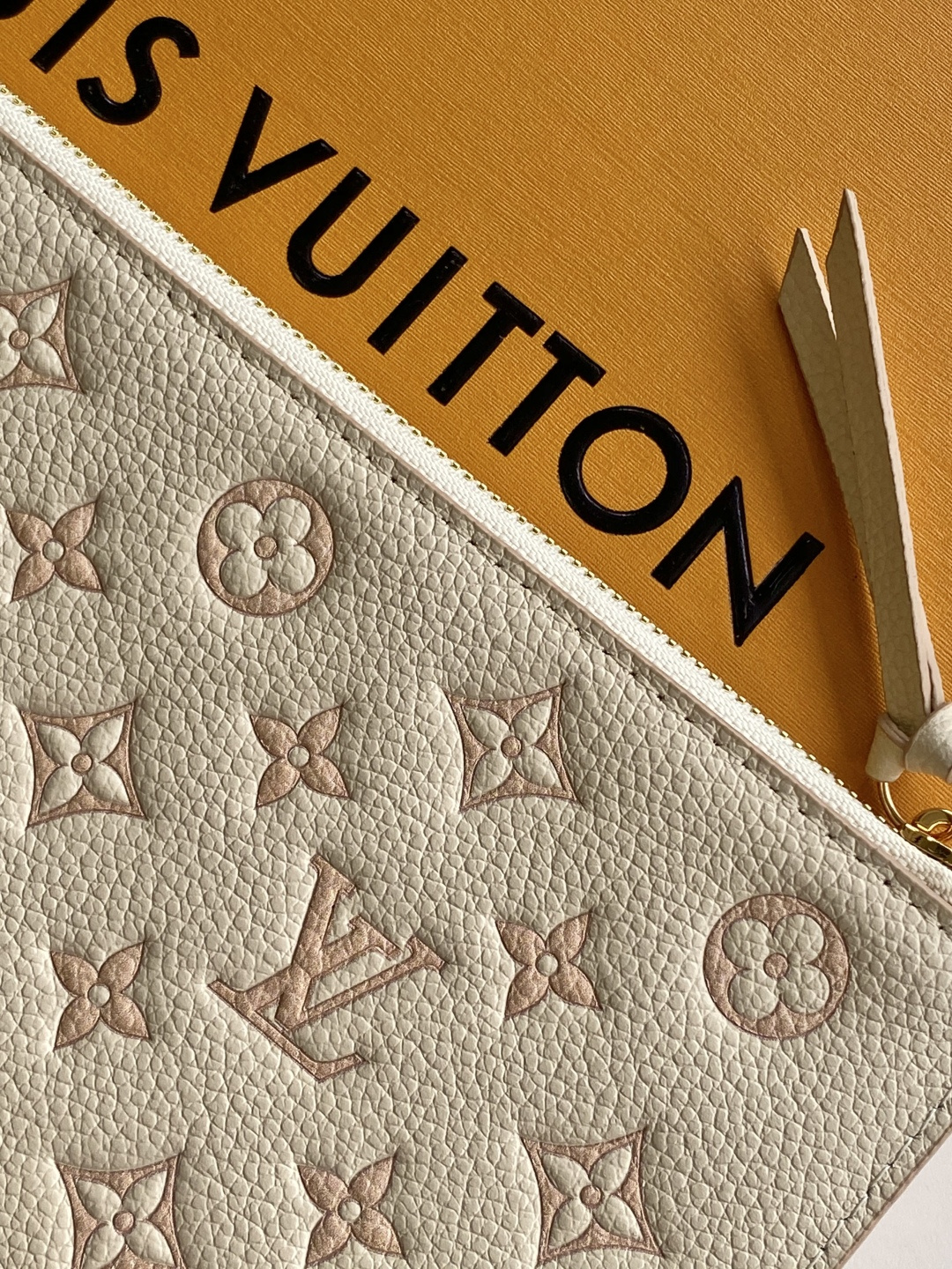 P360💰顶级原单 半钢五金 头层牛皮
M83025蓝 M15968印
M69977灰色 M80428黑色 M82047奶白 
M81759粉色 M82349 蓝色 M82480绿色
M64064黑色M82363奶白 M68697杏色 
M67856粉色 M64099蓝色 M63700大红
本款 Pochette F&eacute;licie 链条包为 Monogram Empreinte 皮革描绘 Monogram 印花，其信封式构型包含可拆卸内袋。系上链条即可完成手拿包和肩背包的随心转换。21.0 x 12.0 x 3.0 cm (长 x 高 x 宽)
	&bull;	Monogram Empreinte 压纹软粒面牛皮革
	&bull;	织物内衬
	&bull;	金属件
	&bull;	按扣开合
	&bull;	大号隔层
	&bull;	内贴袋
	&bull;	可拆卸拉链袋
	&bull;	可拆卸贴袋，配有卡片夹层
	&bull;	Chain:可拆卸
	&bull;	Chain drop:53.0 cm