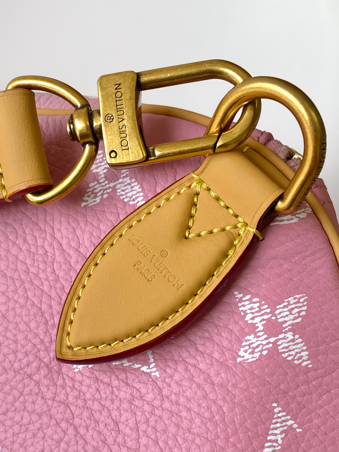 p1200💰顶级原单 动态变码 M13920荧光黄M13918粉色 M13921 草绿M11597蓝色 M W24417绿色 M24419黄色 M24420红色 M24422老花色 M24418浅蓝 M11564湖蓝 MSpeedy P9 Bandoulière 40 手袋为柔软牛皮革渲染宝石色调,以经典 Speedy 手袋的贴身构型成就舒适背携体验。手柄固定件压印骏马图案,点明 Pharrell Williams 2024 秋冬系列的牛仔格调。40.0 x 26.0 x 23.0 厘米 (长 x 高 x 宽)
• 牛皮革
• 牛皮革饰边
• 羊皮革内衬
• 金属件
• 主隔层配有锁扣
• 内贴袋
• 拉链内袋
• 可拆卸收纳包
• 名牌
• 钥匙包
• 肩带:可拆卸,可调节
• 包带半长:46.0 厘米
• 包带半长可调至:60.0 厘米
• 手柄:双手柄