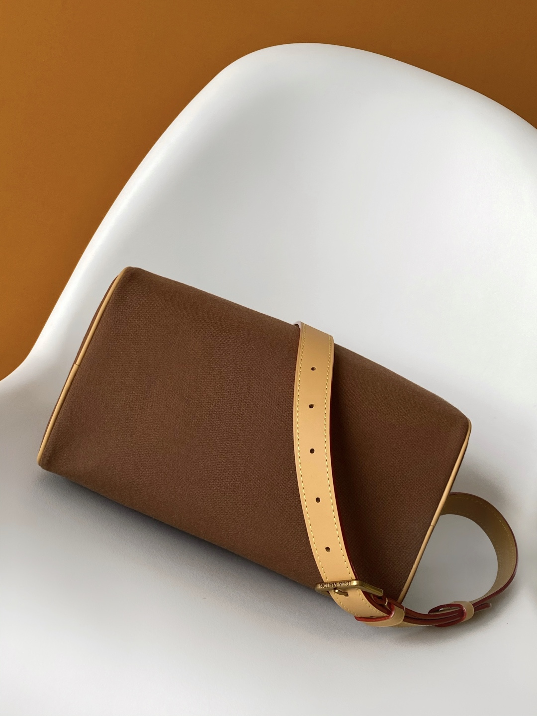 p680💰 M15218顶级原单 动态163 PHARREL and NIGO collection's
Nigo联名的系列采用的是外翻的设计结构来处理，老花变内里，帆布成包身，尤其表面的小头跟小字都是刺绣工艺，
25.0 x 19.0 x 15.0 厘米 (长 x 高 x 宽)
	&bull;	牛皮革饰边
	&bull;	织物内衬
	&bull;	金属件
	&bull;	双拉链
	&bull;	挂锁
	&bull;	内贴袋
	&bull;	可收纳 6.7 寸智能手机、Sarah 钱夹、钥匙、口红、纸巾和太阳眼镜
	&bull;	重量：0.5 千克
	&bull;	肩带：可拆卸，可调节
	&bull;	包带半长：46.5 厘米
	&bull;	包带半长可调至：55.0 厘米
	&bull;	手柄：双手柄