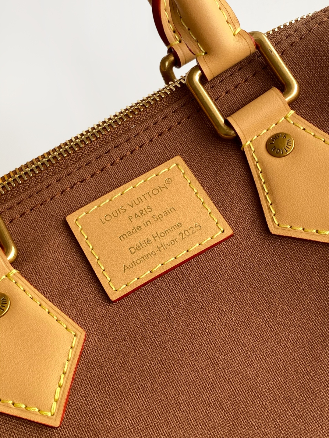 p680💰 M15218顶级原单 动态163 PHARREL and NIGO collection's
Nigo联名的系列采用的是外翻的设计结构来处理，老花变内里，帆布成包身，尤其表面的小头跟小字都是刺绣工艺，
25.0 x 19.0 x 15.0 厘米 (长 x 高 x 宽)
	&bull;	牛皮革饰边
	&bull;	织物内衬
	&bull;	金属件
	&bull;	双拉链
	&bull;	挂锁
	&bull;	内贴袋
	&bull;	可收纳 6.7 寸智能手机、Sarah 钱夹、钥匙、口红、纸巾和太阳眼镜
	&bull;	重量：0.5 千克
	&bull;	肩带：可拆卸，可调节
	&bull;	包带半长：46.5 厘米
	&bull;	包带半长可调至：55.0 厘米
	&bull;	手柄：双手柄