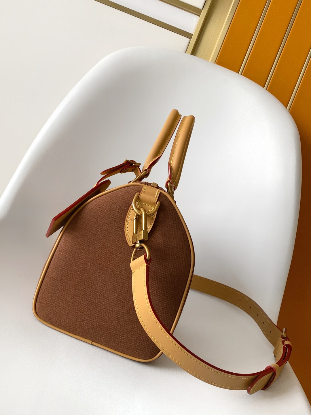 p680💰 M15218顶级原单 动态163 PHARREL and NIGO collection's
Nigo联名的系列采用的是外翻的设计结构来处理，老花变内里，帆布成包身，尤其表面的小头跟小字都是刺绣工艺，
25.0 x 19.0 x 15.0 厘米 (长 x 高 x 宽)
	&bull;	牛皮革饰边
	&bull;	织物内衬
	&bull;	金属件
	&bull;	双拉链
	&bull;	挂锁
	&bull;	内贴袋
	&bull;	可收纳 6.7 寸智能手机、Sarah 钱夹、钥匙、口红、纸巾和太阳眼镜
	&bull;	重量：0.5 千克
	&bull;	肩带：可拆卸，可调节
	&bull;	包带半长：46.5 厘米
	&bull;	包带半长可调至：55.0 厘米
	&bull;	手柄：双手柄