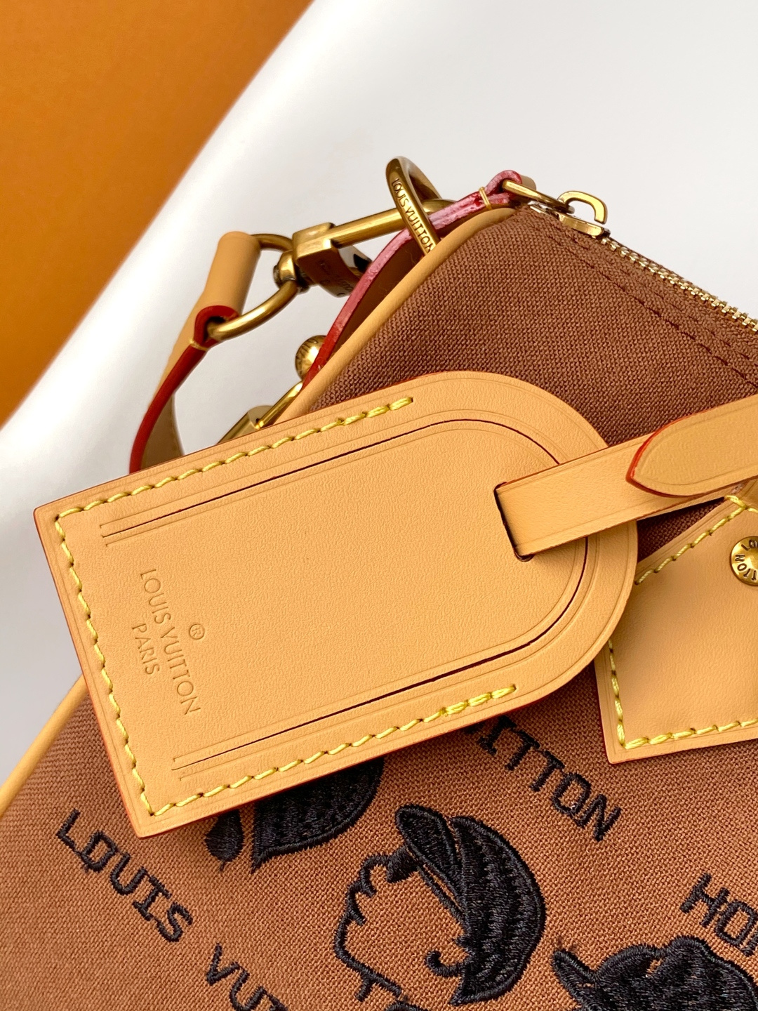 p680💰 M15218顶级原单 动态163 PHARREL and NIGO collection's
Nigo联名的系列采用的是外翻的设计结构来处理，老花变内里，帆布成包身，尤其表面的小头跟小字都是刺绣工艺，
25.0 x 19.0 x 15.0 厘米 (长 x 高 x 宽)
	&bull;	牛皮革饰边
	&bull;	织物内衬
	&bull;	金属件
	&bull;	双拉链
	&bull;	挂锁
	&bull;	内贴袋
	&bull;	可收纳 6.7 寸智能手机、Sarah 钱夹、钥匙、口红、纸巾和太阳眼镜
	&bull;	重量：0.5 千克
	&bull;	肩带：可拆卸，可调节
	&bull;	包带半长：46.5 厘米
	&bull;	包带半长可调至：55.0 厘米
	&bull;	手柄：双手柄