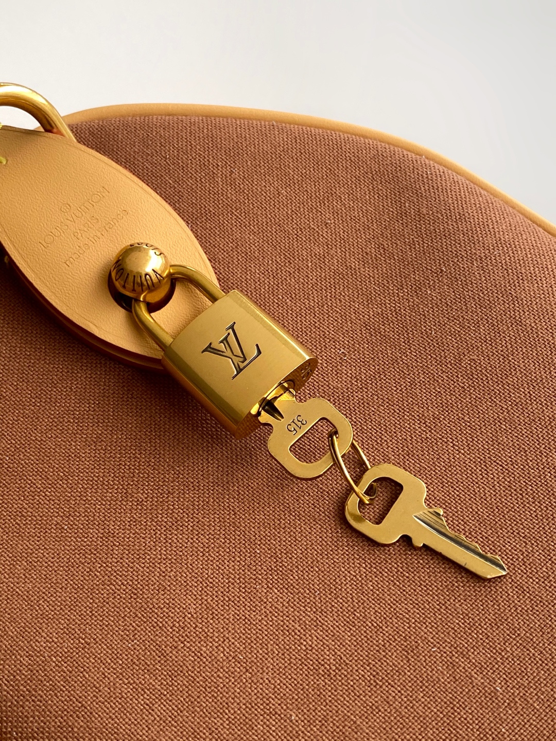 p680💰 M15218顶级原单 动态163 PHARREL and NIGO collection's
Nigo联名的系列采用的是外翻的设计结构来处理，老花变内里，帆布成包身，尤其表面的小头跟小字都是刺绣工艺，
25.0 x 19.0 x 15.0 厘米 (长 x 高 x 宽)
	&bull;	牛皮革饰边
	&bull;	织物内衬
	&bull;	金属件
	&bull;	双拉链
	&bull;	挂锁
	&bull;	内贴袋
	&bull;	可收纳 6.7 寸智能手机、Sarah 钱夹、钥匙、口红、纸巾和太阳眼镜
	&bull;	重量：0.5 千克
	&bull;	肩带：可拆卸，可调节
	&bull;	包带半长：46.5 厘米
	&bull;	包带半长可调至：55.0 厘米
	&bull;	手柄：双手柄