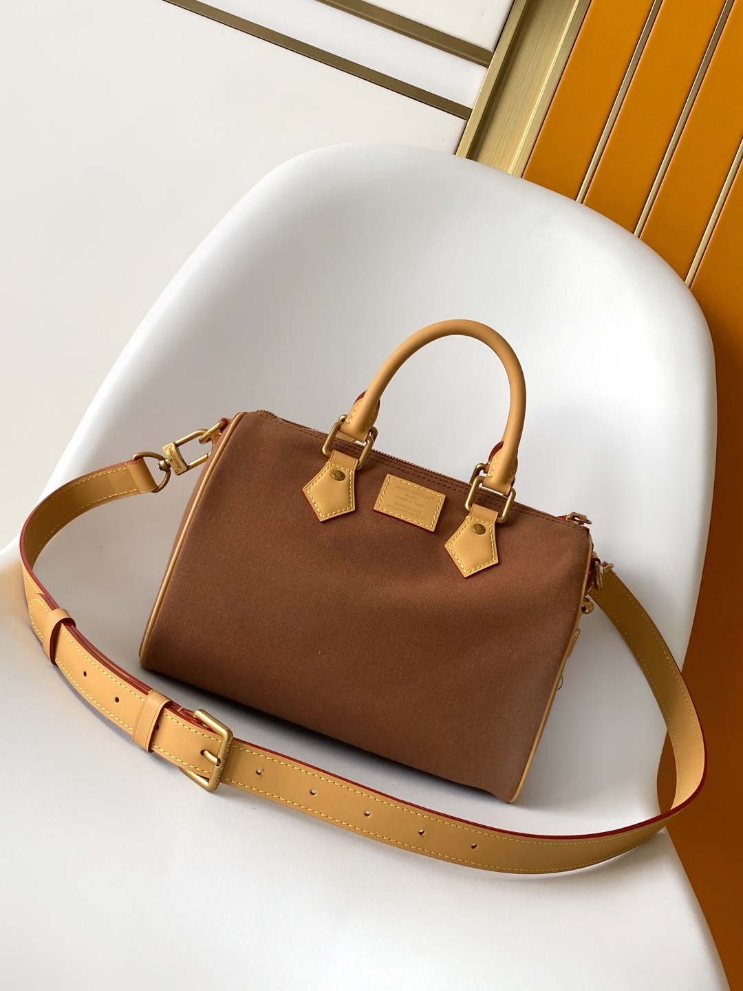 p680💰 M15218顶级原单 动态163 PHARREL and NIGO collection's
Nigo联名的系列采用的是外翻的设计结构来处理，老花变内里，帆布成包身，尤其表面的小头跟小字都是刺绣工艺，
25.0 x 19.0 x 15.0 厘米 (长 x 高 x 宽)
	&bull;	牛皮革饰边
	&bull;	织物内衬
	&bull;	金属件
	&bull;	双拉链
	&bull;	挂锁
	&bull;	内贴袋
	&bull;	可收纳 6.7 寸智能手机、Sarah 钱夹、钥匙、口红、纸巾和太阳眼镜
	&bull;	重量：0.5 千克
	&bull;	肩带：可拆卸，可调节
	&bull;	包带半长：46.5 厘米
	&bull;	包带半长可调至：55.0 厘米
	&bull;	手柄：双手柄