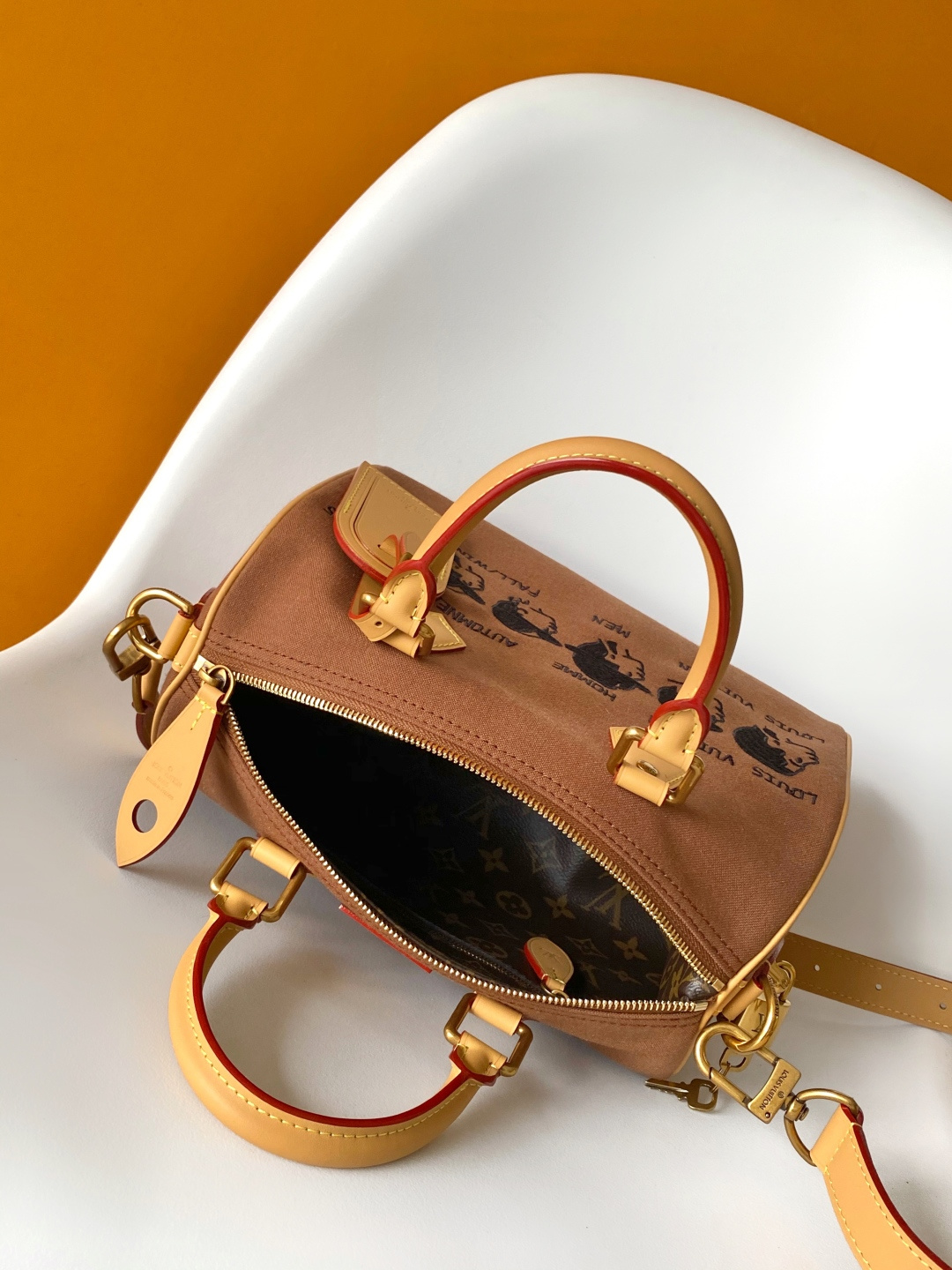 p680💰 M15218顶级原单 动态163 PHARREL and NIGO collection's
Nigo联名的系列采用的是外翻的设计结构来处理，老花变内里，帆布成包身，尤其表面的小头跟小字都是刺绣工艺，
25.0 x 19.0 x 15.0 厘米 (长 x 高 x 宽)
	&bull;	牛皮革饰边
	&bull;	织物内衬
	&bull;	金属件
	&bull;	双拉链
	&bull;	挂锁
	&bull;	内贴袋
	&bull;	可收纳 6.7 寸智能手机、Sarah 钱夹、钥匙、口红、纸巾和太阳眼镜
	&bull;	重量：0.5 千克
	&bull;	肩带：可拆卸，可调节
	&bull;	包带半长：46.5 厘米
	&bull;	包带半长可调至：55.0 厘米
	&bull;	手柄：双手柄