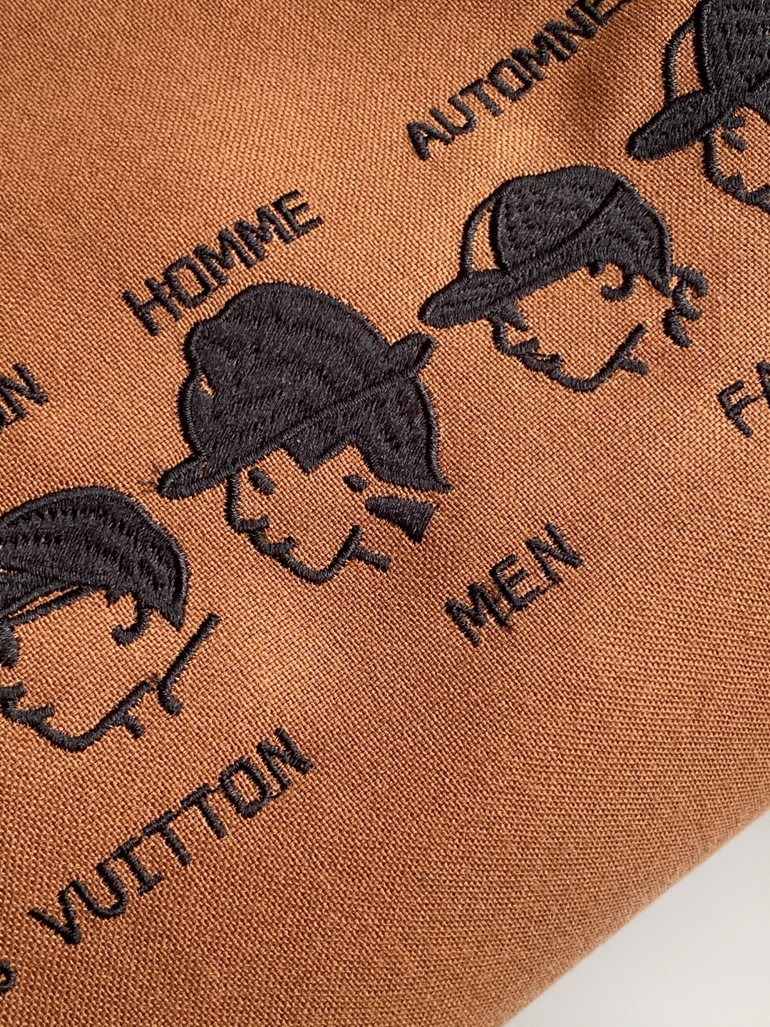 p680💰 M15218顶级原单 动态163 PHARREL and NIGO collection's
Nigo联名的系列采用的是外翻的设计结构来处理，老花变内里，帆布成包身，尤其表面的小头跟小字都是刺绣工艺，
25.0 x 19.0 x 15.0 厘米 (长 x 高 x 宽)
	&bull;	牛皮革饰边
	&bull;	织物内衬
	&bull;	金属件
	&bull;	双拉链
	&bull;	挂锁
	&bull;	内贴袋
	&bull;	可收纳 6.7 寸智能手机、Sarah 钱夹、钥匙、口红、纸巾和太阳眼镜
	&bull;	重量：0.5 千克
	&bull;	肩带：可拆卸，可调节
	&bull;	包带半长：46.5 厘米
	&bull;	包带半长可调至：55.0 厘米
	&bull;	手柄：双手柄