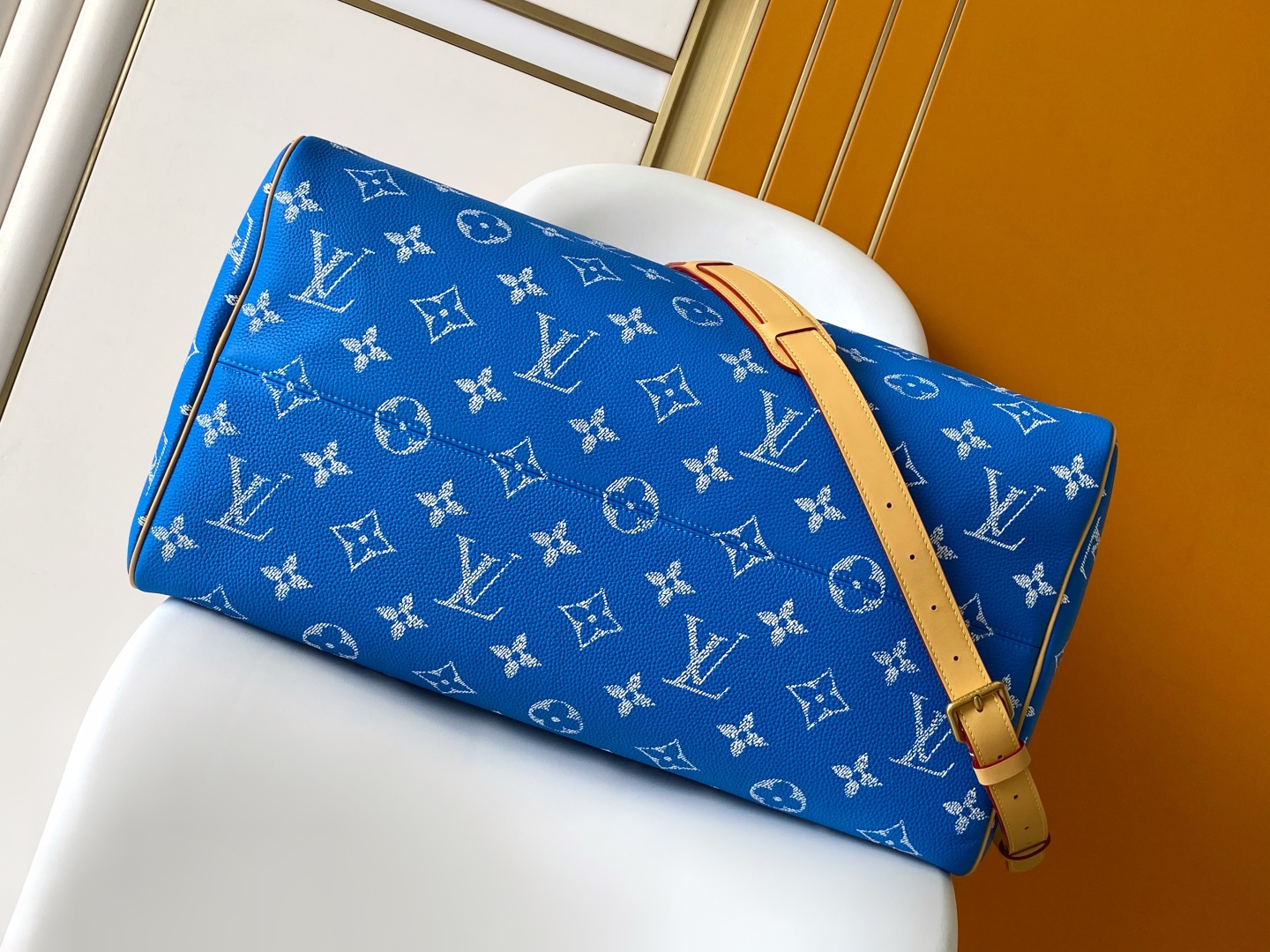 p1340💰 动态163 【SPEEDY P9 BANDOULIÈRE50手袋】M46961红色 M46991绿色 M46962咖啡 M11565湖水蓝 M13927草绿 M46961蓝色
本款Speedy P9 Bandoulière50手袋为柔软牛皮革搭配牛皮革饰边和羊皮革内衬，再以明快色调点亮闲雅构型。辊压皮革手柄结合可拆卸并调节的肩带，带来舒适肩背体验。
尺寸：50 x32x29厘米(长度x高x宽)