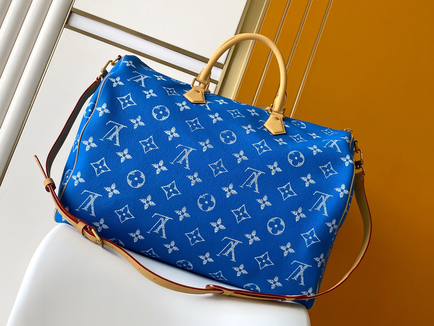 p1340💰 动态163 【SPEEDY P9 BANDOULIÈRE50手袋】M46961红色 M46991绿色 M46962咖啡 M11565湖水蓝 M13927草绿 M46961蓝色
本款Speedy P9 Bandoulière50手袋为柔软牛皮革搭配牛皮革饰边和羊皮革内衬，再以明快色调点亮闲雅构型。辊压皮革手柄结合可拆卸并调节的肩带，带来舒适肩背体验。
尺寸：50 x32x29厘米(长度x高x宽)
