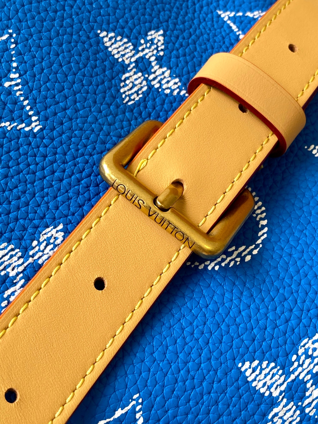 p1340💰 动态163 【SPEEDY P9 BANDOULIÈRE50手袋】M46961红色 M46991绿色 M46962咖啡 M11565湖水蓝 M13927草绿 M46961蓝色
本款Speedy P9 Bandoulière50手袋为柔软牛皮革搭配牛皮革饰边和羊皮革内衬，再以明快色调点亮闲雅构型。辊压皮革手柄结合可拆卸并调节的肩带，带来舒适肩背体验。
尺寸：50 x32x29厘米(长度x高x宽)