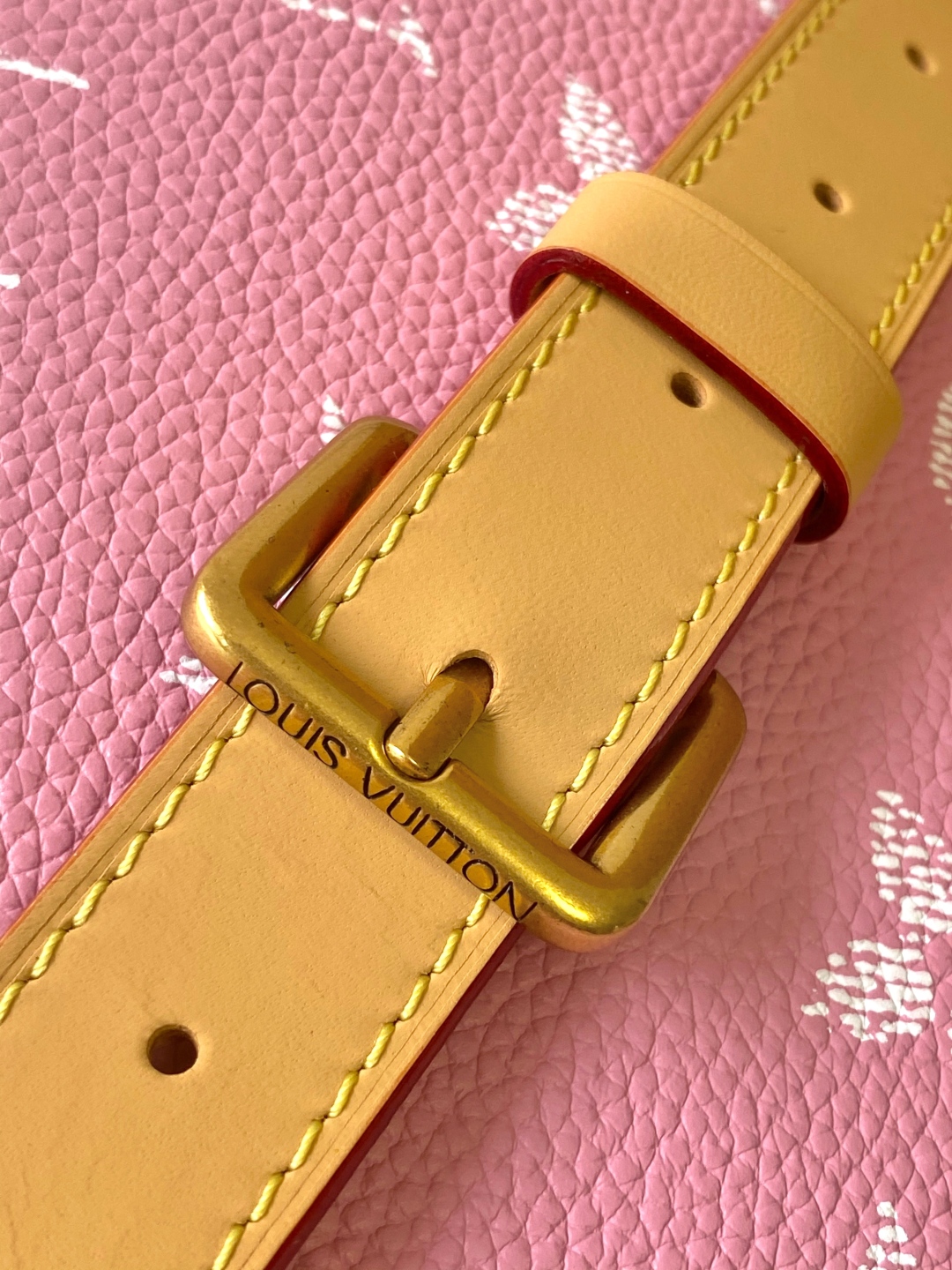 p1340💰 动态163 【SPEEDY P9 BANDOULIÈRE50手袋】M46961红色 M46991绿色 M46962咖啡 M11565湖水蓝 M13927草绿 M46961蓝色 M14691 粉色
本款Speedy P9 Bandoulière50手袋为柔软牛皮革搭配牛皮革饰边和羊皮革内衬，再以明快色调点亮闲雅构型。辊压皮革手柄结合可拆卸并调节的肩带，带来舒适肩背体验。
尺寸：50 x32x29厘米(长度x高x宽)