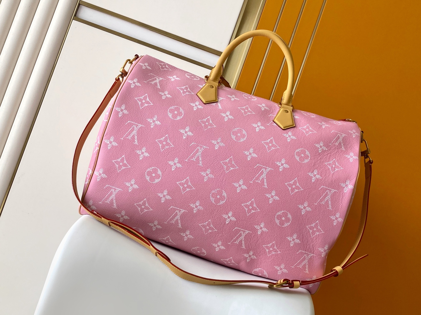 p1340💰 动态163 【SPEEDY P9 BANDOULIÈRE50手袋】M46961红色 M46991绿色 M46962咖啡 M11565湖水蓝 M13927草绿 M46961蓝色 M14691 粉色
本款Speedy P9 Bandoulière50手袋为柔软牛皮革搭配牛皮革饰边和羊皮革内衬，再以明快色调点亮闲雅构型。辊压皮革手柄结合可拆卸并调节的肩带，带来舒适肩背体验。
尺寸：50 x32x29厘米(长度x高x宽)