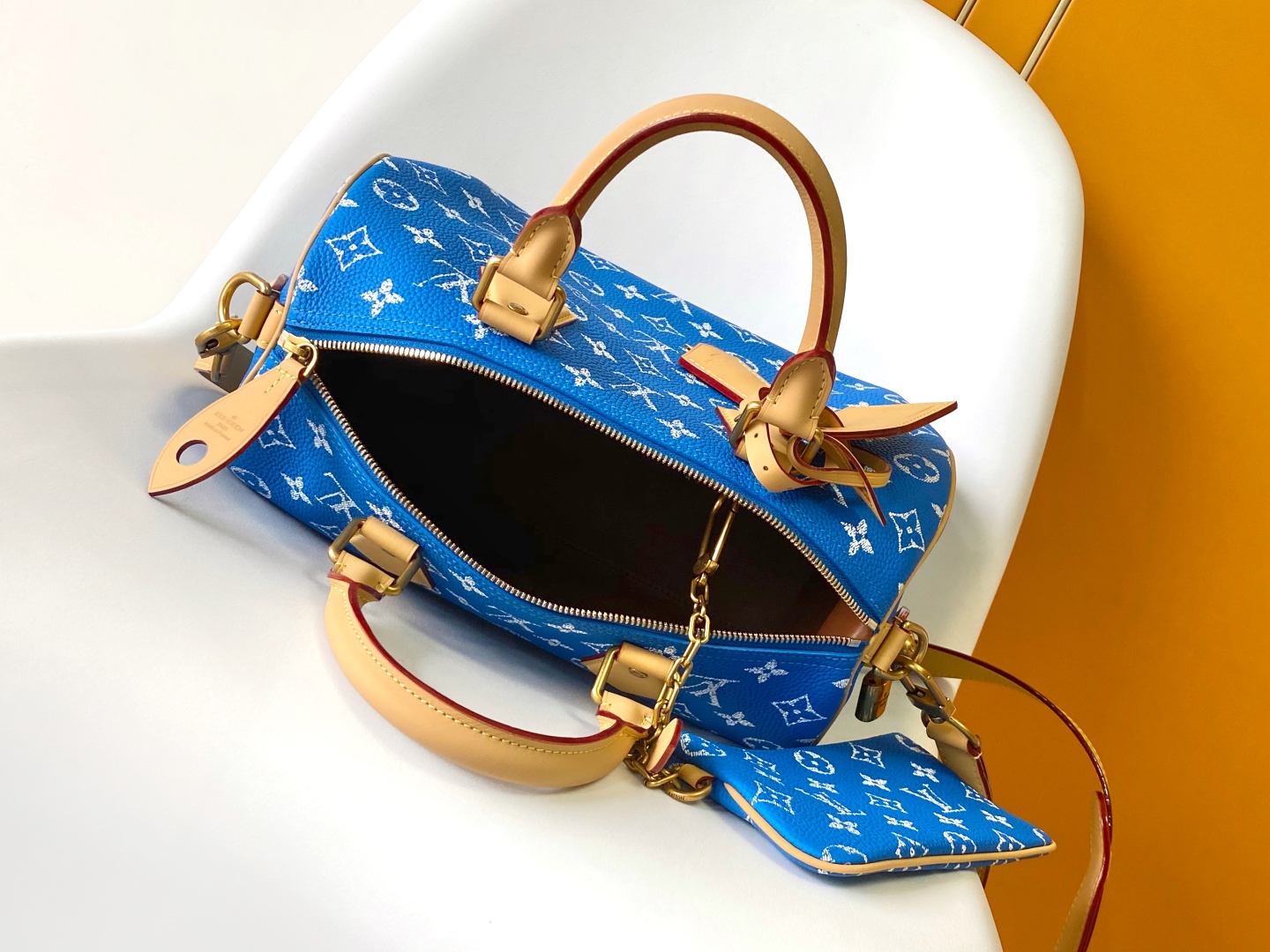 p900💰【SPEEDY P9 BANDOULIÈRE30 手袋 】M13094黑色 M13914粉色 M14064草绿 M14067大红 M14077绿色 M13914蓝色
本款 Speedy P9 Bandoulière 30 Monogram 皮革手袋以柔软牛皮革传递华贵质感。Monogram 印花临摹帆布上的Monogram 元素。抛光金属件、羊皮革内衬与内置标牌彰显创意总监Pharrell Williams 对考究细节的专注。
尺寸：30 x 17x21厘米(长度x高x宽)