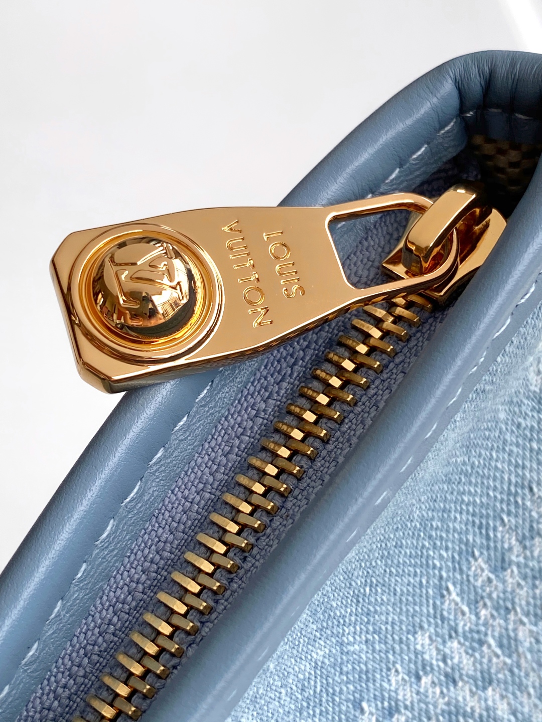 P640💰 顶级原单 动态163N00198 本款 Nevereverfull 托特包以 Damier Denim 3D 棉质帆布演绎别致格纹,借抛光金属件和皮革饰边展露俊逸风采。拉链开启充裕空间,与可拆卸棉质丹宁帆布口袋共同守护随身物品。尺寸:60 x 38 x 23 厘米(长 x 高 x 宽度)
- Damier Denim 3D 棉质帆布
- 牛皮革饰边
- 织物内衬
- 金属件
- 双拉链开合
- 挂锁
- 可拆卸名牌
- 拉链内袋
- 可拆卸口袋,取材棉质丹宁帆布
- 手柄:双手柄
- 本品产地为法国、西班牙、意大利和美国之一