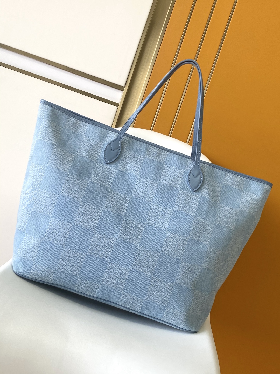 P640💰 顶级原单 动态163N00198 本款 Nevereverfull 托特包以 Damier Denim 3D 棉质帆布演绎别致格纹,借抛光金属件和皮革饰边展露俊逸风采。拉链开启充裕空间,与可拆卸棉质丹宁帆布口袋共同守护随身物品。尺寸:60 x 38 x 23 厘米(长 x 高 x 宽度)
- Damier Denim 3D 棉质帆布
- 牛皮革饰边
- 织物内衬
- 金属件
- 双拉链开合
- 挂锁
- 可拆卸名牌
- 拉链内袋
- 可拆卸口袋,取材棉质丹宁帆布
- 手柄:双手柄
- 本品产地为法国、西班牙、意大利和美国之一