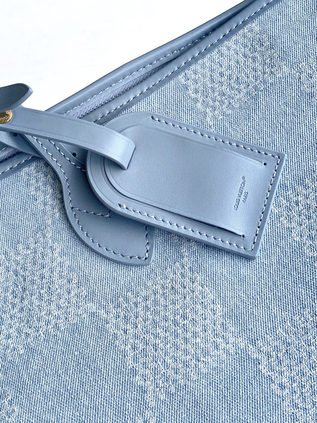 P640💰 顶级原单 动态163N00198 本款 Nevereverfull 托特包以 Damier Denim 3D 棉质帆布演绎别致格纹,借抛光金属件和皮革饰边展露俊逸风采。拉链开启充裕空间,与可拆卸棉质丹宁帆布口袋共同守护随身物品。尺寸:60 x 38 x 23 厘米(长 x 高 x 宽度)
- Damier Denim 3D 棉质帆布
- 牛皮革饰边
- 织物内衬
- 金属件
- 双拉链开合
- 挂锁
- 可拆卸名牌
- 拉链内袋
- 可拆卸口袋,取材棉质丹宁帆布
- 手柄:双手柄
- 本品产地为法国、西班牙、意大利和美国之一