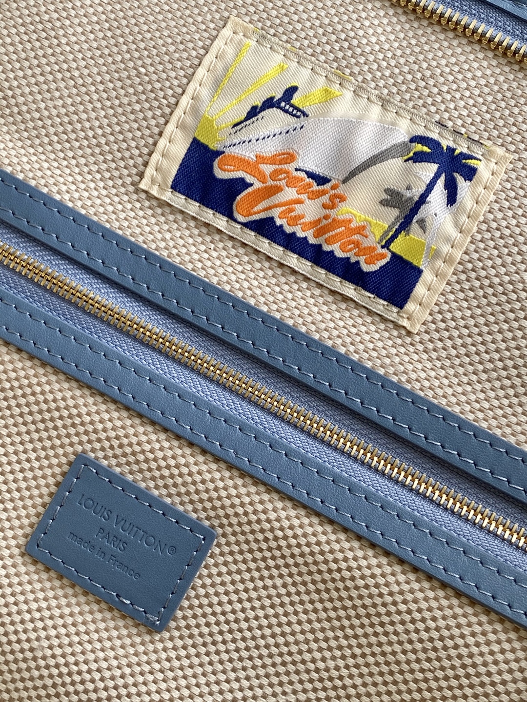 P640💰 顶级原单 动态163N00198 本款 Nevereverfull 托特包以 Damier Denim 3D 棉质帆布演绎别致格纹,借抛光金属件和皮革饰边展露俊逸风采。拉链开启充裕空间,与可拆卸棉质丹宁帆布口袋共同守护随身物品。尺寸:60 x 38 x 23 厘米(长 x 高 x 宽度)
- Damier Denim 3D 棉质帆布
- 牛皮革饰边
- 织物内衬
- 金属件
- 双拉链开合
- 挂锁
- 可拆卸名牌
- 拉链内袋
- 可拆卸口袋,取材棉质丹宁帆布
- 手柄:双手柄
- 本品产地为法国、西班牙、意大利和美国之一