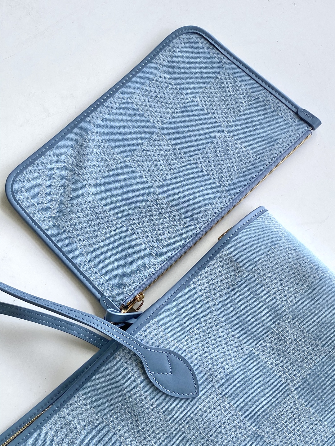 P640💰 顶级原单 动态163N00198 本款 Nevereverfull 托特包以 Damier Denim 3D 棉质帆布演绎别致格纹,借抛光金属件和皮革饰边展露俊逸风采。拉链开启充裕空间,与可拆卸棉质丹宁帆布口袋共同守护随身物品。尺寸:60 x 38 x 23 厘米(长 x 高 x 宽度)
- Damier Denim 3D 棉质帆布
- 牛皮革饰边
- 织物内衬
- 金属件
- 双拉链开合
- 挂锁
- 可拆卸名牌
- 拉链内袋
- 可拆卸口袋,取材棉质丹宁帆布
- 手柄:双手柄
- 本品产地为法国、西班牙、意大利和美国之一