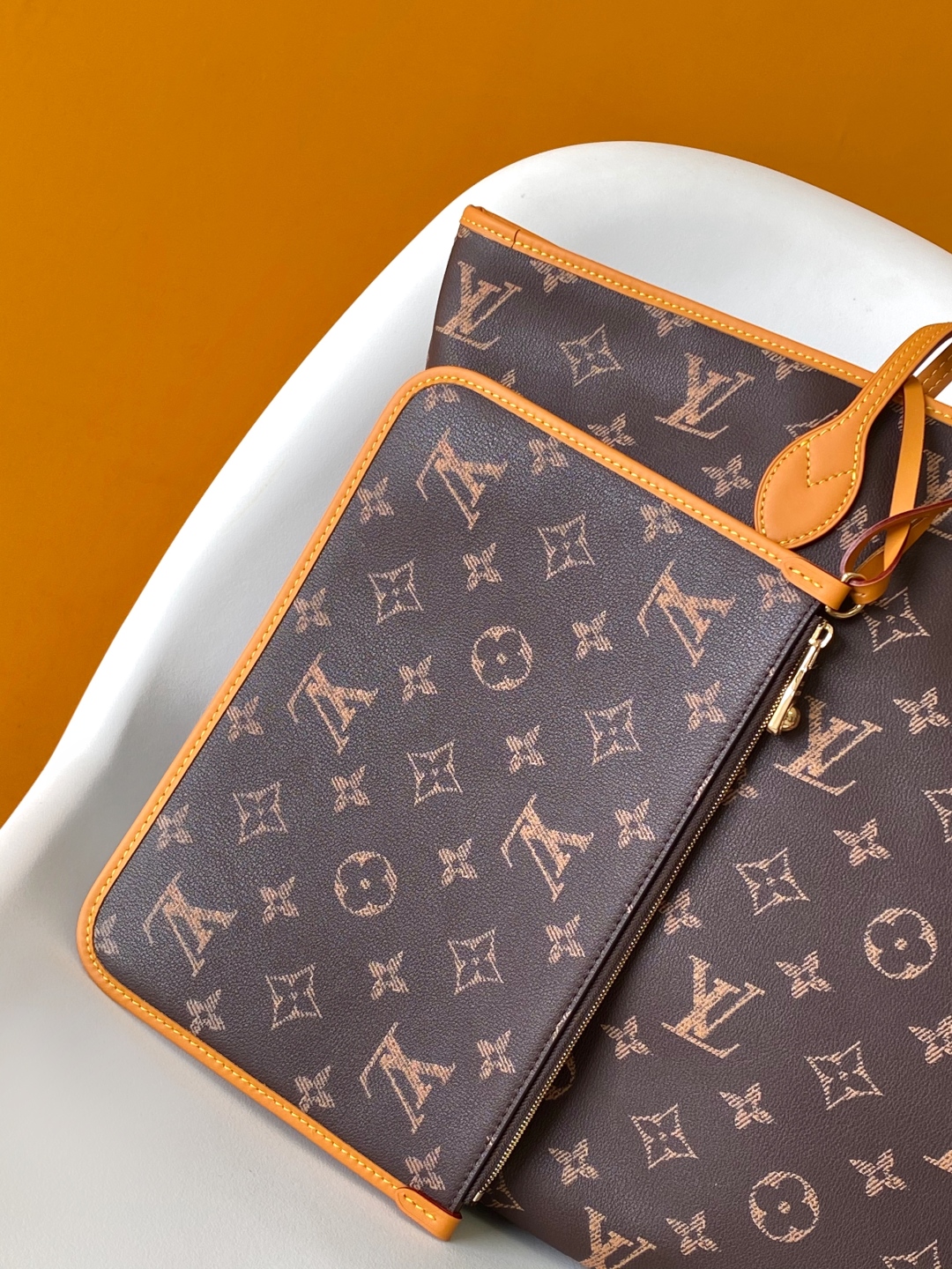 P740💰 顶级原单动态163 M14023 Pharrell Williams 以实用性和多功能性著称的 Neverfull 手袋为灵感推出 Nevereverfull 手袋。这款手袋线条简洁，饰有 Monogram 印花，以柔软牛皮革构造宽大包袋。拉链开合和可拆卸小袋确保随身物品的安全。尺寸：60 x 38 x 23 厘米（长 x 高 x 宽度)
- Monogram 图案
- 牛皮革
- 做旧牛皮革饰边
- 织物内衬
- 做旧金属件
- 可拆卸金属吊牌
- 名牌
- 双拉链开合
- 挂锁
- 双手柄
- 拉链内袋
- 可拆卸手拿包
- 手柄：双手柄
- 本品产地为法国、西班牙、意大利和美国之一