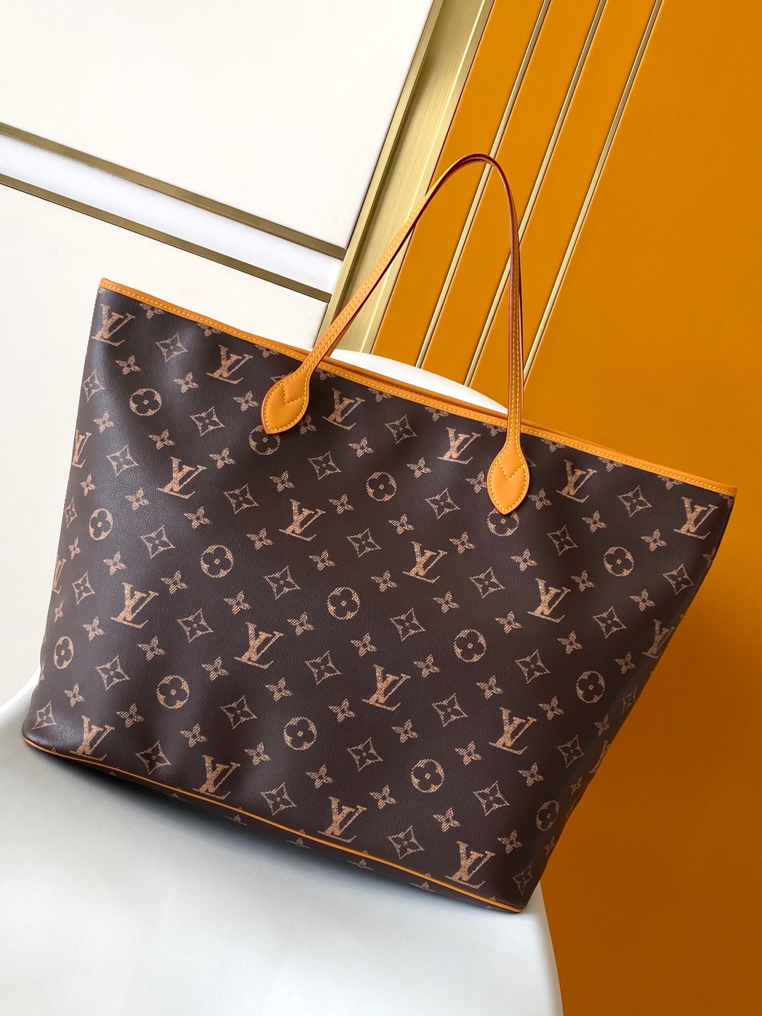 P740💰 顶级原单动态163 M14023 Pharrell Williams 以实用性和多功能性著称的 Neverfull 手袋为灵感推出 Nevereverfull 手袋。这款手袋线条简洁，饰有 Monogram 印花，以柔软牛皮革构造宽大包袋。拉链开合和可拆卸小袋确保随身物品的安全。尺寸：60 x 38 x 23 厘米（长 x 高 x 宽度)
- Monogram 图案
- 牛皮革
- 做旧牛皮革饰边
- 织物内衬
- 做旧金属件
- 可拆卸金属吊牌
- 名牌
- 双拉链开合
- 挂锁
- 双手柄
- 拉链内袋
- 可拆卸手拿包
- 手柄：双手柄
- 本品产地为法国、西班牙、意大利和美国之一