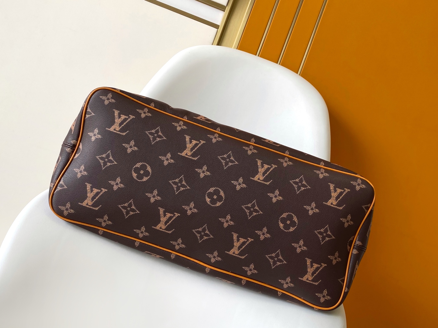 P740💰 顶级原单动态163 M14023 Pharrell Williams 以实用性和多功能性著称的 Neverfull 手袋为灵感推出 Nevereverfull 手袋。这款手袋线条简洁，饰有 Monogram 印花，以柔软牛皮革构造宽大包袋。拉链开合和可拆卸小袋确保随身物品的安全。尺寸：60 x 38 x 23 厘米（长 x 高 x 宽度)
- Monogram 图案
- 牛皮革
- 做旧牛皮革饰边
- 织物内衬
- 做旧金属件
- 可拆卸金属吊牌
- 名牌
- 双拉链开合
- 挂锁
- 双手柄
- 拉链内袋
- 可拆卸手拿包
- 手柄：双手柄
- 本品产地为法国、西班牙、意大利和美国之一