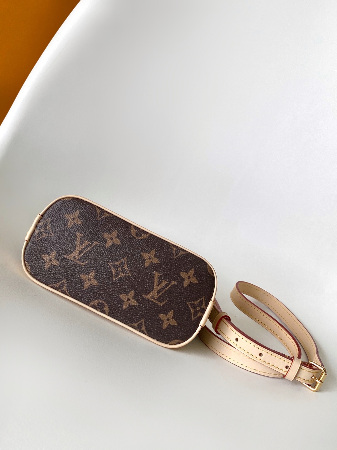 p380💰M13416 顶级原单 动态163 
這款小巧的Nano Alma綴有復刻版Louis Vuitton x Murakami系列的奇趣櫻桃圖案，彰顯手袋的玩味風格。手袋以Monogram塗層帆布製造，並綴有天然牛皮飾邊，而且具備多個經典品牌元素，包括頂端手柄及可調節長度的可拆式肩帶，能以多種攜帶方式。手袋適合存放日常必需品，包括一個小型錢包及一部大尺寸智能手機。

18 x 12 x 8 厘米
(長度 x 高度 x 闊度)