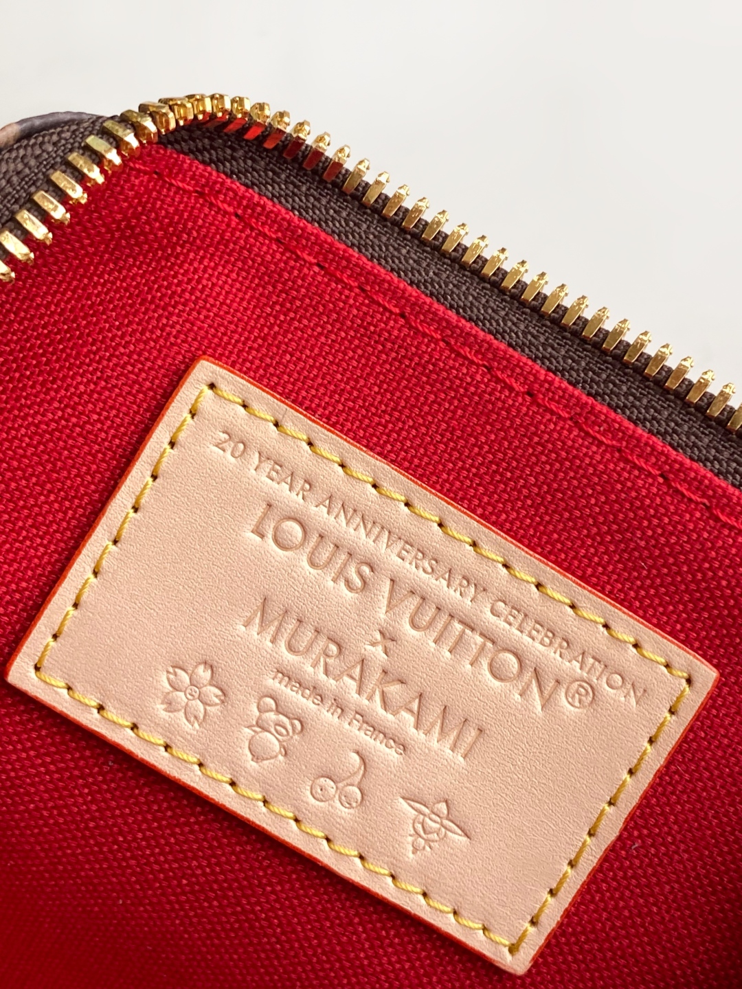 p380💰M13416 顶级原单 动态163 
這款小巧的Nano Alma綴有復刻版Louis Vuitton x Murakami系列的奇趣櫻桃圖案，彰顯手袋的玩味風格。手袋以Monogram塗層帆布製造，並綴有天然牛皮飾邊，而且具備多個經典品牌元素，包括頂端手柄及可調節長度的可拆式肩帶，能以多種攜帶方式。手袋適合存放日常必需品，包括一個小型錢包及一部大尺寸智能手機。

18 x 12 x 8 厘米
(長度 x 高度 x 闊度)