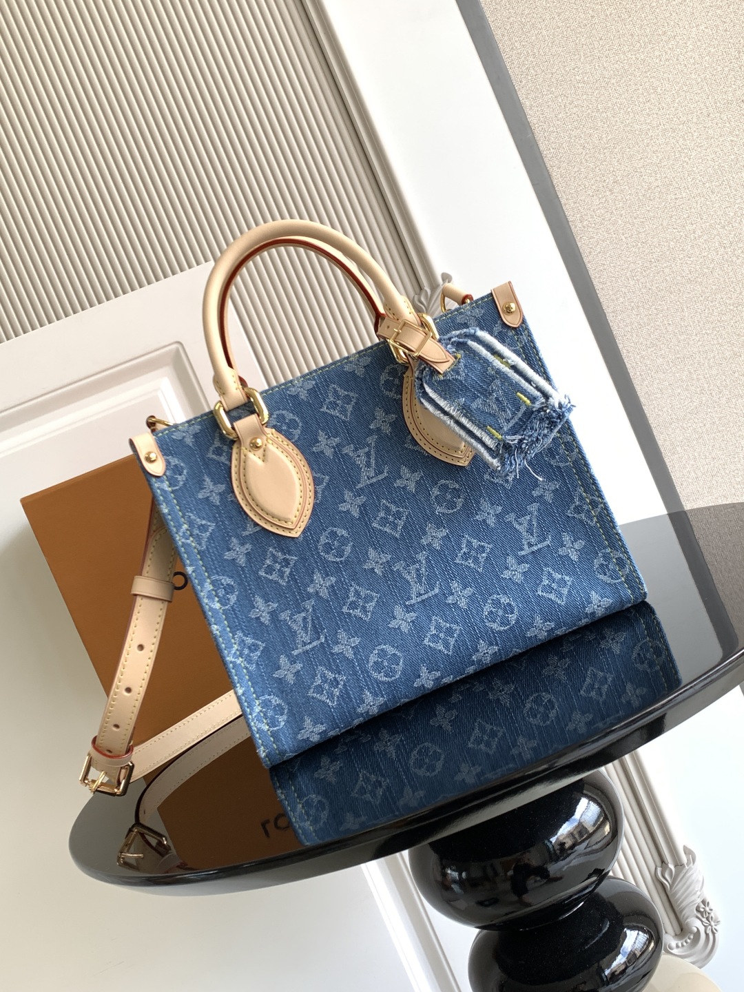 Louis Vuitton OnTheGo Small Denim Monogram Handtas met leren afwerking - 25 cm