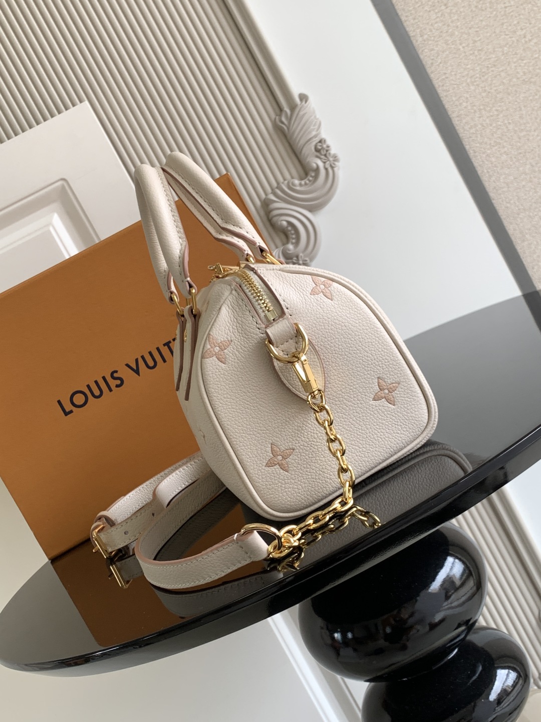 p860💰
特级 𝟏𝟔𝟑𝐜𝟎𝟏动态芯片
本款 𝐒𝐩𝐞𝐞𝐝𝐲 𝐁𝐚𝐧𝐝𝐨𝐮𝐥𝐢è𝐫𝐞 𝟐𝟎 手袋焕新品牌经典 𝐌𝐨𝐧𝐨𝐠𝐫𝐚𝐦 𝐄𝐦𝐩𝐫𝐞𝐢𝐧𝐭𝐞 皮革，以相同色调勾勒图案轮廓，再以条纹内衬、耀目挂锁和可拆卸链条丰富细节。紧凑构型可容纳日常所需，手提或斜挎皆宜。
型号： M14291
皮料： 是意大利𝐀级皮料
五金： 采用进口𝐀级全钢五金
包装： 全套原厂𝐌𝐁包装
尺寸：𝟐𝟎.𝟓 𝐱 𝟏𝟑.𝟓 𝐱 𝟏𝟐.𝟎 厘米 (长 𝐱 高 𝐱 宽)