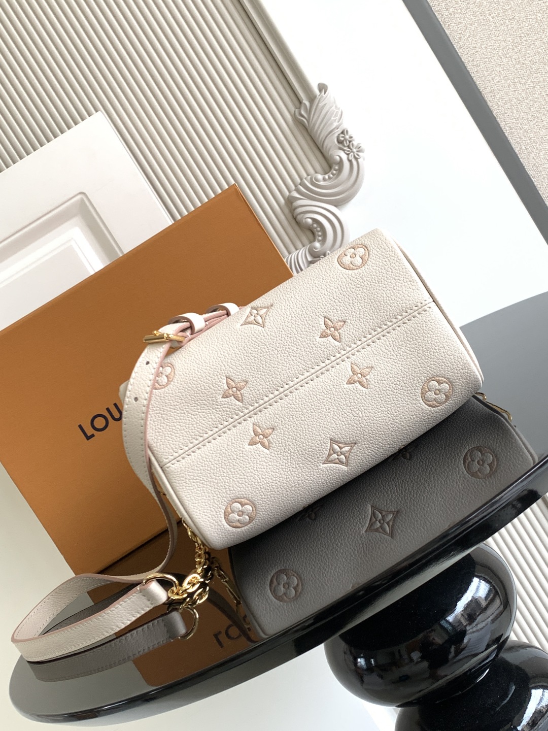 p860💰
特级 𝟏𝟔𝟑𝐜𝟎𝟏动态芯片
本款 𝐒𝐩𝐞𝐞𝐝𝐲 𝐁𝐚𝐧𝐝𝐨𝐮𝐥𝐢è𝐫𝐞 𝟐𝟎 手袋焕新品牌经典 𝐌𝐨𝐧𝐨𝐠𝐫𝐚𝐦 𝐄𝐦𝐩𝐫𝐞𝐢𝐧𝐭𝐞 皮革，以相同色调勾勒图案轮廓，再以条纹内衬、耀目挂锁和可拆卸链条丰富细节。紧凑构型可容纳日常所需，手提或斜挎皆宜。
型号： M14291
皮料： 是意大利𝐀级皮料
五金： 采用进口𝐀级全钢五金
包装： 全套原厂𝐌𝐁包装
尺寸：𝟐𝟎.𝟓 𝐱 𝟏𝟑.𝟓 𝐱 𝟏𝟐.𝟎 厘米 (长 𝐱 高 𝐱 宽)