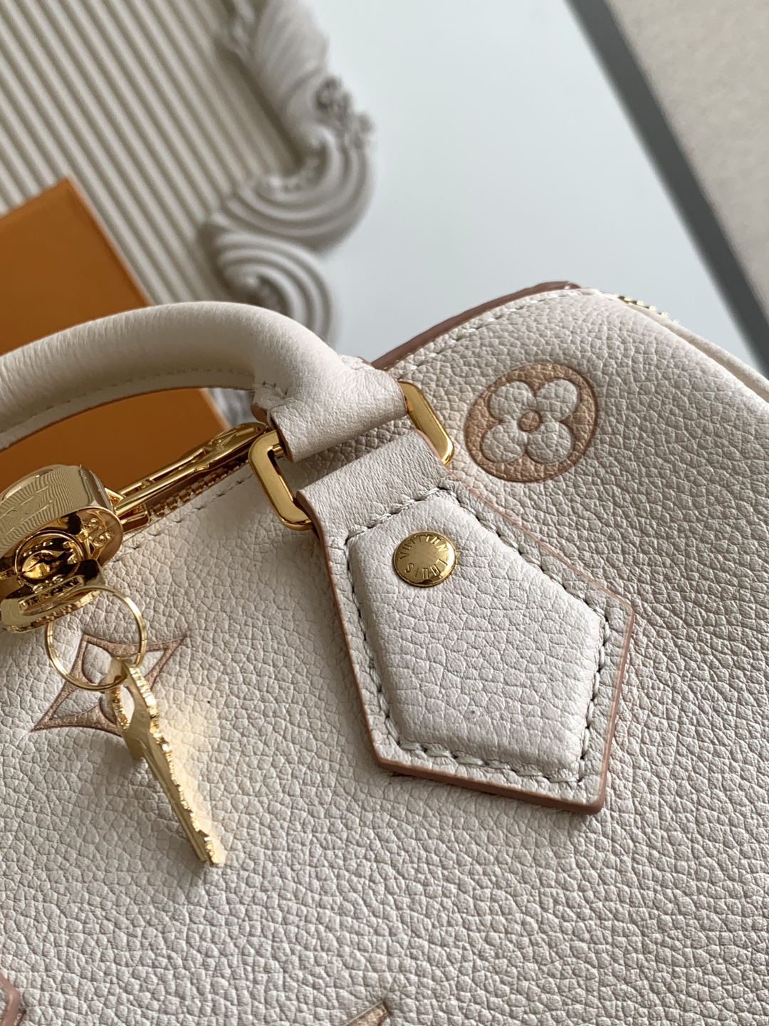 p860💰
特级 𝟏𝟔𝟑𝐜𝟎𝟏动态芯片
本款 𝐒𝐩𝐞𝐞𝐝𝐲 𝐁𝐚𝐧𝐝𝐨𝐮𝐥𝐢è𝐫𝐞 𝟐𝟎 手袋焕新品牌经典 𝐌𝐨𝐧𝐨𝐠𝐫𝐚𝐦 𝐄𝐦𝐩𝐫𝐞𝐢𝐧𝐭𝐞 皮革，以相同色调勾勒图案轮廓，再以条纹内衬、耀目挂锁和可拆卸链条丰富细节。紧凑构型可容纳日常所需，手提或斜挎皆宜。
型号： M14291
皮料： 是意大利𝐀级皮料
五金： 采用进口𝐀级全钢五金
包装： 全套原厂𝐌𝐁包装
尺寸：𝟐𝟎.𝟓 𝐱 𝟏𝟑.𝟓 𝐱 𝟏𝟐.𝟎 厘米 (长 𝐱 高 𝐱 宽)