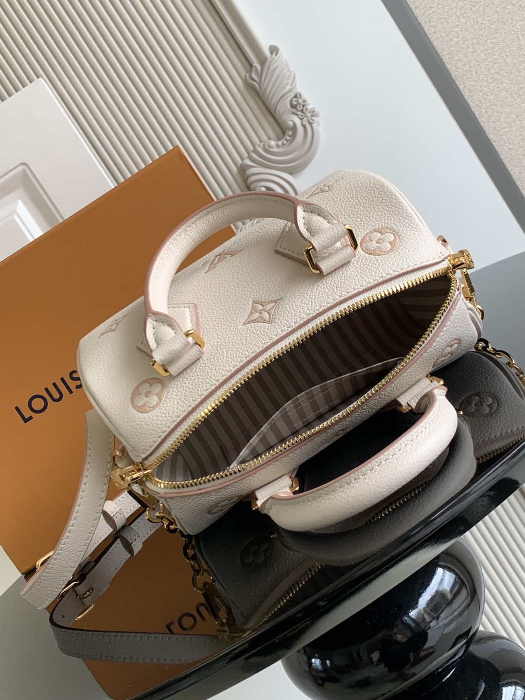 p860💰
特级 𝟏𝟔𝟑𝐜𝟎𝟏动态芯片
本款 𝐒𝐩𝐞𝐞𝐝𝐲 𝐁𝐚𝐧𝐝𝐨𝐮𝐥𝐢è𝐫𝐞 𝟐𝟎 手袋焕新品牌经典 𝐌𝐨𝐧𝐨𝐠𝐫𝐚𝐦 𝐄𝐦𝐩𝐫𝐞𝐢𝐧𝐭𝐞 皮革，以相同色调勾勒图案轮廓，再以条纹内衬、耀目挂锁和可拆卸链条丰富细节。紧凑构型可容纳日常所需，手提或斜挎皆宜。
型号： M14291
皮料： 是意大利𝐀级皮料
五金： 采用进口𝐀级全钢五金
包装： 全套原厂𝐌𝐁包装
尺寸：𝟐𝟎.𝟓 𝐱 𝟏𝟑.𝟓 𝐱 𝟏𝟐.𝟎 厘米 (长 𝐱 高 𝐱 宽)