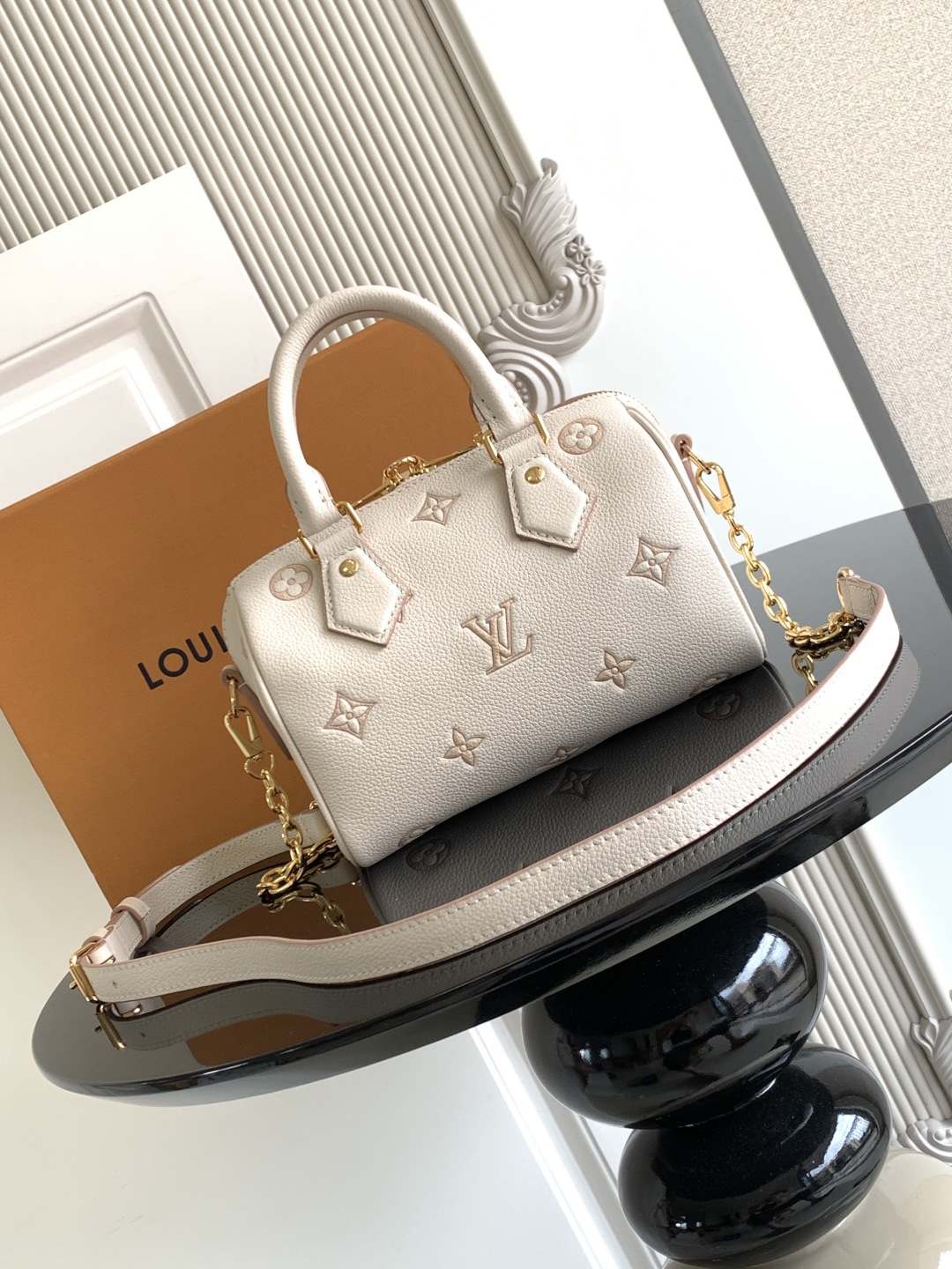 p860💰
特级 𝟏𝟔𝟑𝐜𝟎𝟏动态芯片
本款 𝐒𝐩𝐞𝐞𝐝𝐲 𝐁𝐚𝐧𝐝𝐨𝐮𝐥𝐢è𝐫𝐞 𝟐𝟎 手袋焕新品牌经典 𝐌𝐨𝐧𝐨𝐠𝐫𝐚𝐦 𝐄𝐦𝐩𝐫𝐞𝐢𝐧𝐭𝐞 皮革，以相同色调勾勒图案轮廓，再以条纹内衬、耀目挂锁和可拆卸链条丰富细节。紧凑构型可容纳日常所需，手提或斜挎皆宜。
型号： M14291
皮料： 是意大利𝐀级皮料
五金： 采用进口𝐀级全钢五金
包装： 全套原厂𝐌𝐁包装
尺寸：𝟐𝟎.𝟓 𝐱 𝟏𝟑.𝟓 𝐱 𝟏𝟐.𝟎 厘米 (长 𝐱 高 𝐱 宽)