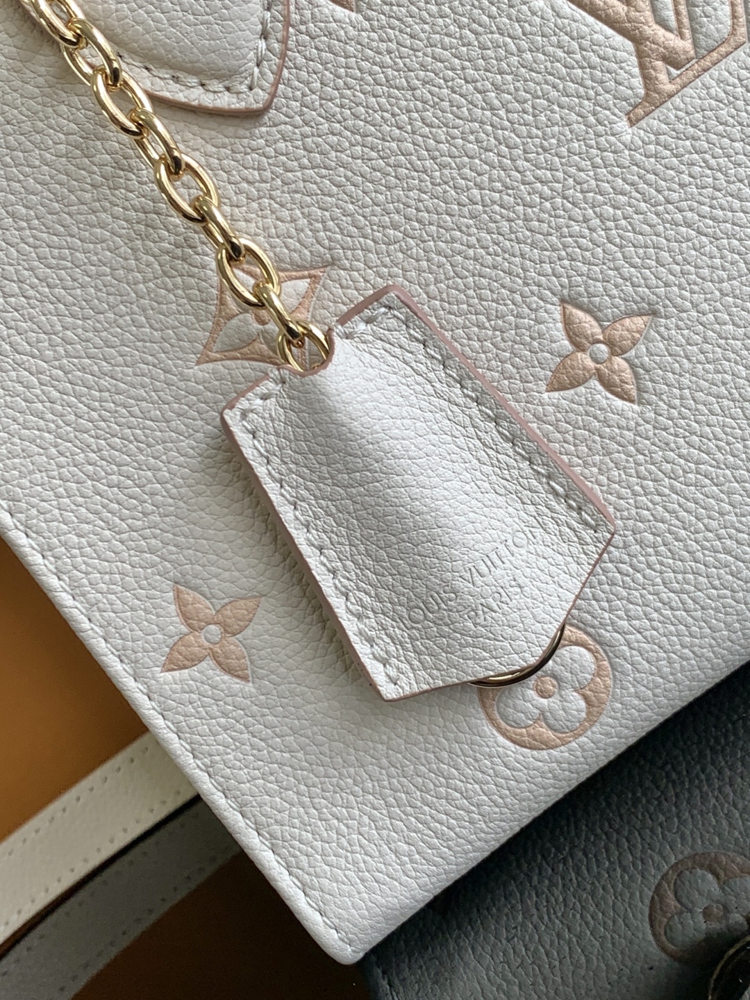 p860💰
特级 𝟏𝟔𝟑𝐜𝟎𝟏动态芯片
本款𝐎𝐧𝐓𝐡𝐞𝐆𝐨 小号手袋焕新品牌经典 𝐌𝐨𝐧𝐨𝐠𝐫𝐚𝐦 𝐄𝐦𝐩𝐫𝐞𝐢𝐧𝐭𝐞 皮革，以相同色调勾勒图案轮廓。可拆卸金属链条装饰点亮细节，条纹织物内衬释放优雅气息，可拆卸肩带实现肩背或斜挎。
型号： M14403
皮料： 是意大利𝐀级皮料
五金： 采用进口𝐀级全钢五金
包装： 全套原厂𝐌𝐁包装
尺寸：𝟐𝟓.𝟎 𝐱 𝟏𝟗.𝟎 𝐱 𝟏𝟏.𝟓 厘米 (长 𝐱 高 𝐱 宽)