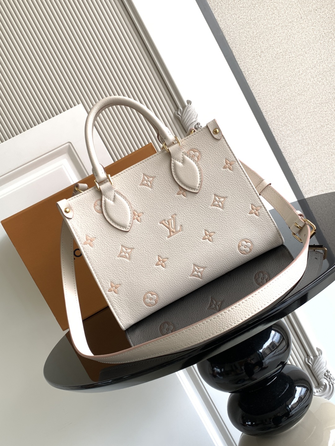 p860💰
特级 𝟏𝟔𝟑𝐜𝟎𝟏动态芯片
本款𝐎𝐧𝐓𝐡𝐞𝐆𝐨 小号手袋焕新品牌经典 𝐌𝐨𝐧𝐨𝐠𝐫𝐚𝐦 𝐄𝐦𝐩𝐫𝐞𝐢𝐧𝐭𝐞 皮革，以相同色调勾勒图案轮廓。可拆卸金属链条装饰点亮细节，条纹织物内衬释放优雅气息，可拆卸肩带实现肩背或斜挎。
型号： M14403
皮料： 是意大利𝐀级皮料
五金： 采用进口𝐀级全钢五金
包装： 全套原厂𝐌𝐁包装
尺寸：𝟐𝟓.𝟎 𝐱 𝟏𝟗.𝟎 𝐱 𝟏𝟏.𝟓 厘米 (长 𝐱 高 𝐱 宽)