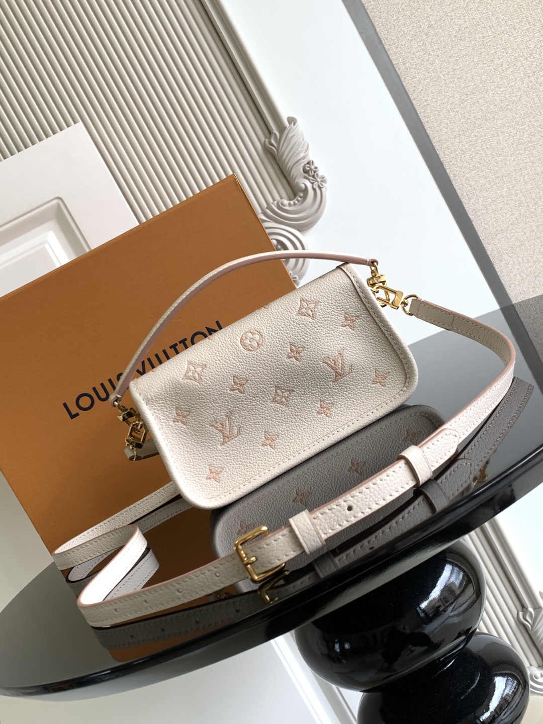 p760💰
特级 𝟏𝟔𝟑𝐜𝟎𝟏动态芯片
本款 𝐍𝐚𝐧𝐨 𝐃𝐢𝐚𝐧𝐞 手袋以同色美学重绎经典 𝐌𝐨𝐧𝐨𝐠𝐫𝐚𝐦 图案，并为皮革包身融入耀目金属件与可拆卸肩带及手柄。紧凑构型轻松容纳卡夹和化妆品等日常所需。
型号： M13642
皮料： 是意大利𝐀级皮料
五金： 采用进口𝐀级全钢五金
包装： 全套原厂𝐌𝐁包装
尺寸：𝟏𝟗.𝟎 𝐱 𝟏𝟎.𝟓 𝐱 𝟔.𝟎 厘米 (长 𝐱 高 𝐱 宽)
