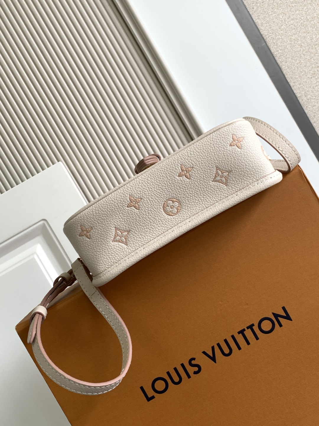 p760💰
特级 𝟏𝟔𝟑𝐜𝟎𝟏动态芯片
本款 𝐍𝐚𝐧𝐨 𝐃𝐢𝐚𝐧𝐞 手袋以同色美学重绎经典 𝐌𝐨𝐧𝐨𝐠𝐫𝐚𝐦 图案，并为皮革包身融入耀目金属件与可拆卸肩带及手柄。紧凑构型轻松容纳卡夹和化妆品等日常所需。
型号： M13642
皮料： 是意大利𝐀级皮料
五金： 采用进口𝐀级全钢五金
包装： 全套原厂𝐌𝐁包装
尺寸：𝟏𝟗.𝟎 𝐱 𝟏𝟎.𝟓 𝐱 𝟔.𝟎 厘米 (长 𝐱 高 𝐱 宽)