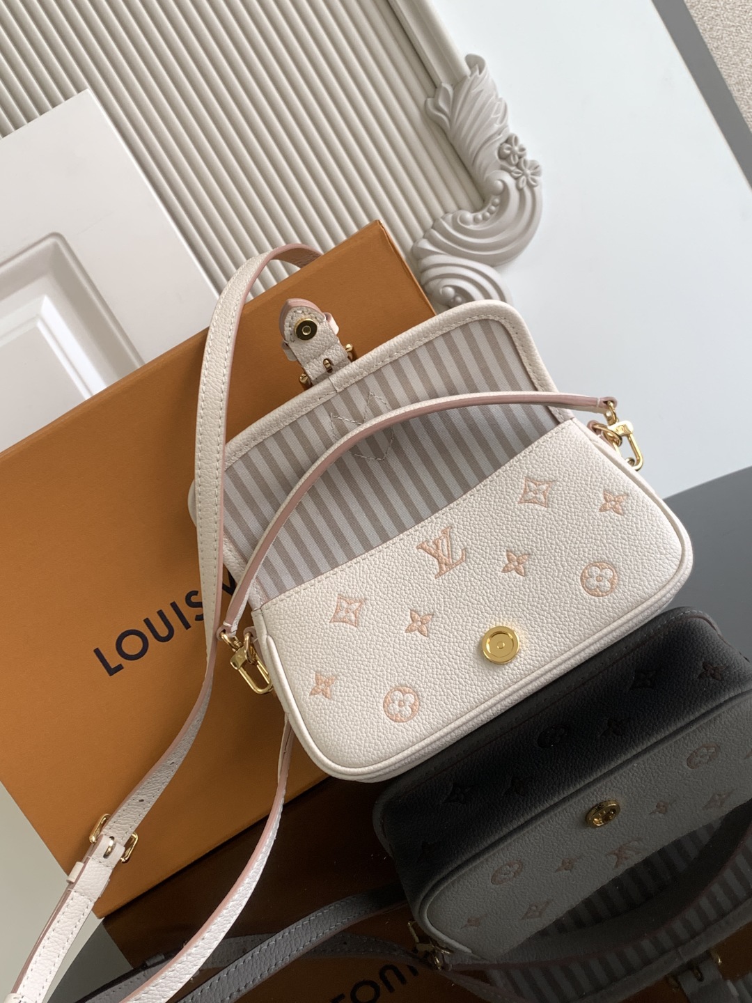 p760💰
特级 𝟏𝟔𝟑𝐜𝟎𝟏动态芯片
本款 𝐍𝐚𝐧𝐨 𝐃𝐢𝐚𝐧𝐞 手袋以同色美学重绎经典 𝐌𝐨𝐧𝐨𝐠𝐫𝐚𝐦 图案，并为皮革包身融入耀目金属件与可拆卸肩带及手柄。紧凑构型轻松容纳卡夹和化妆品等日常所需。
型号： M13642
皮料： 是意大利𝐀级皮料
五金： 采用进口𝐀级全钢五金
包装： 全套原厂𝐌𝐁包装
尺寸：𝟏𝟗.𝟎 𝐱 𝟏𝟎.𝟓 𝐱 𝟔.𝟎 厘米 (长 𝐱 高 𝐱 宽)