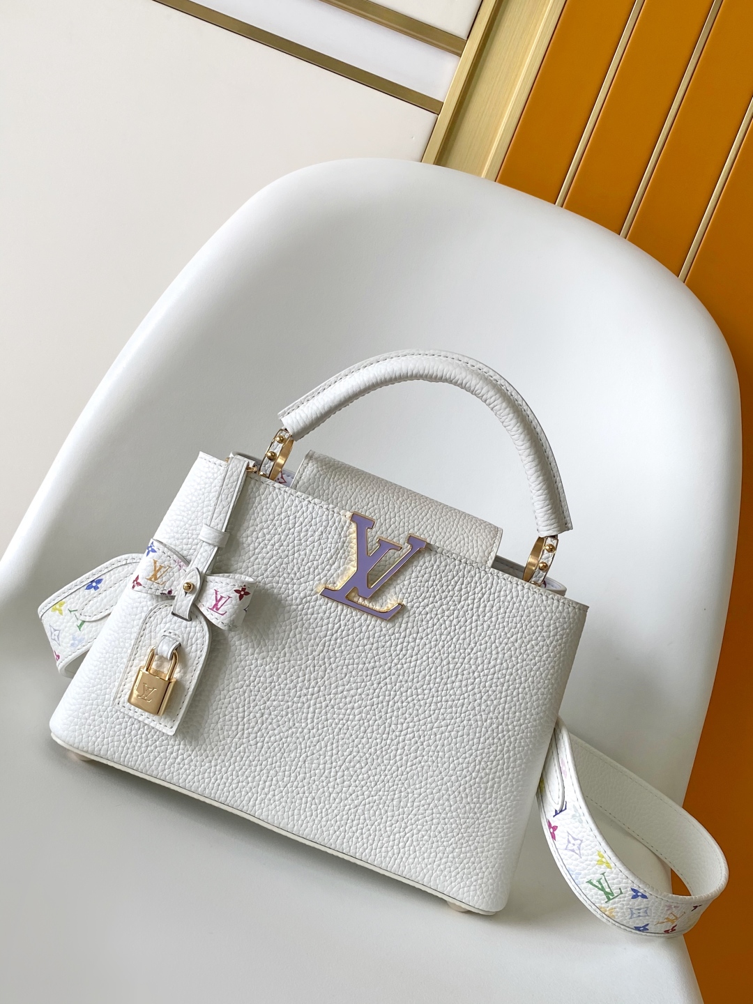 Louis Vuitton Capucines MM : Élégance en Cuir Taurillon Blanc et Détails Colorés