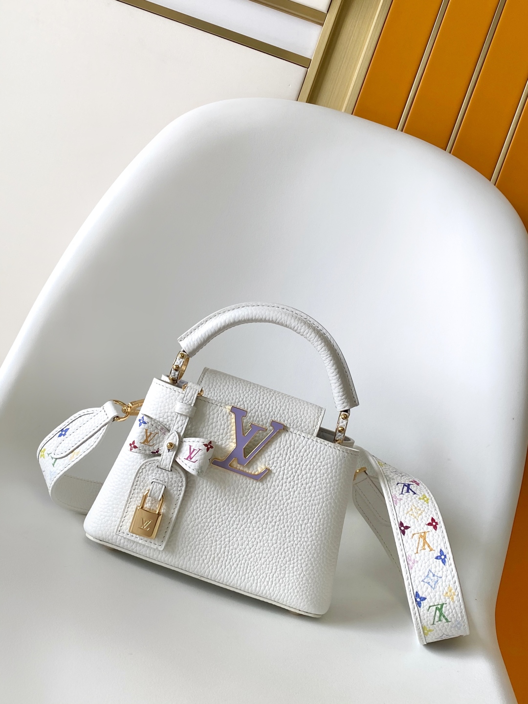 Louis Vuitton Capucines Mini: Bolso de Mano en Piel Taurillon Blanca